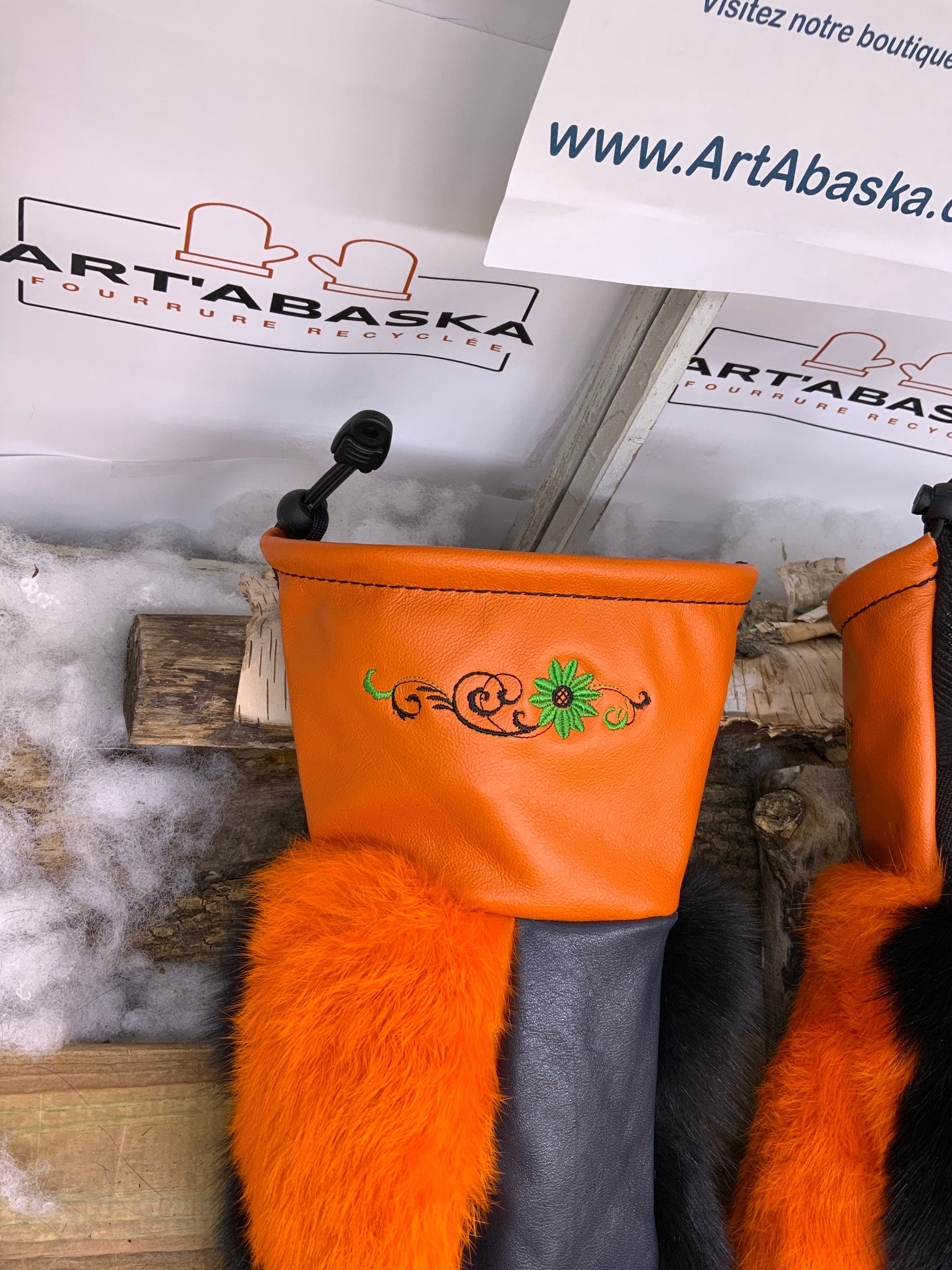 Mitaines Micheline XL – Patchwork de renard noir & lapin orange, cuir orangé/noir, broderie florale, fait à la main, Québec