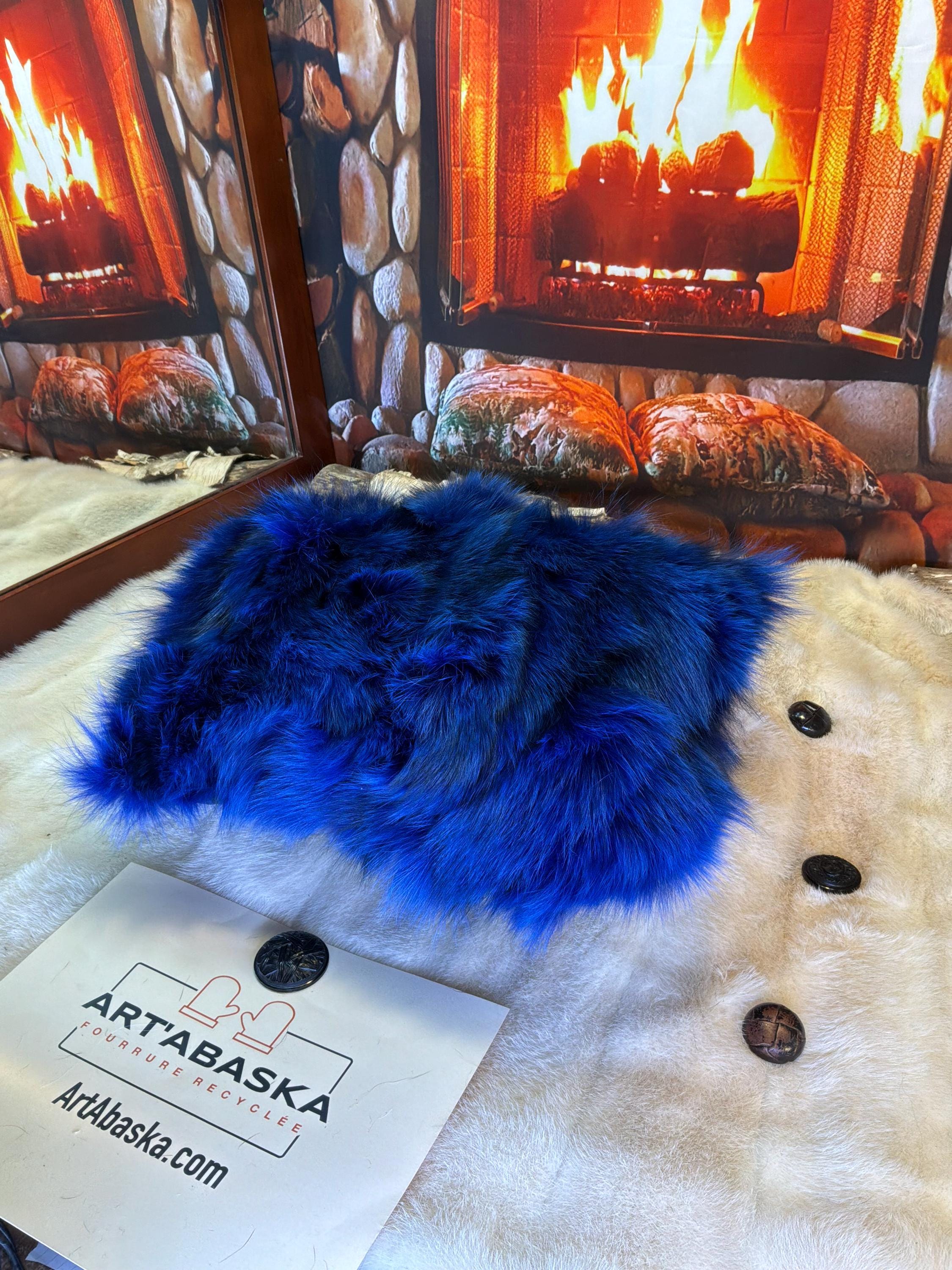Coussin fourrure recyclée renard bleu patchwork fait à la main Québec coussin décoratif cuir noir brodé pièce unique ArtAbaska