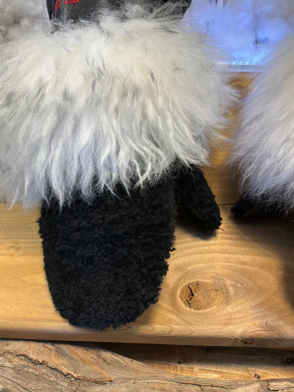 Mitaines Fernande Medium mouton frisé noir recyclé & grosse touffe au poignet, cuir italien noir, pièce unique faite à la main Québec