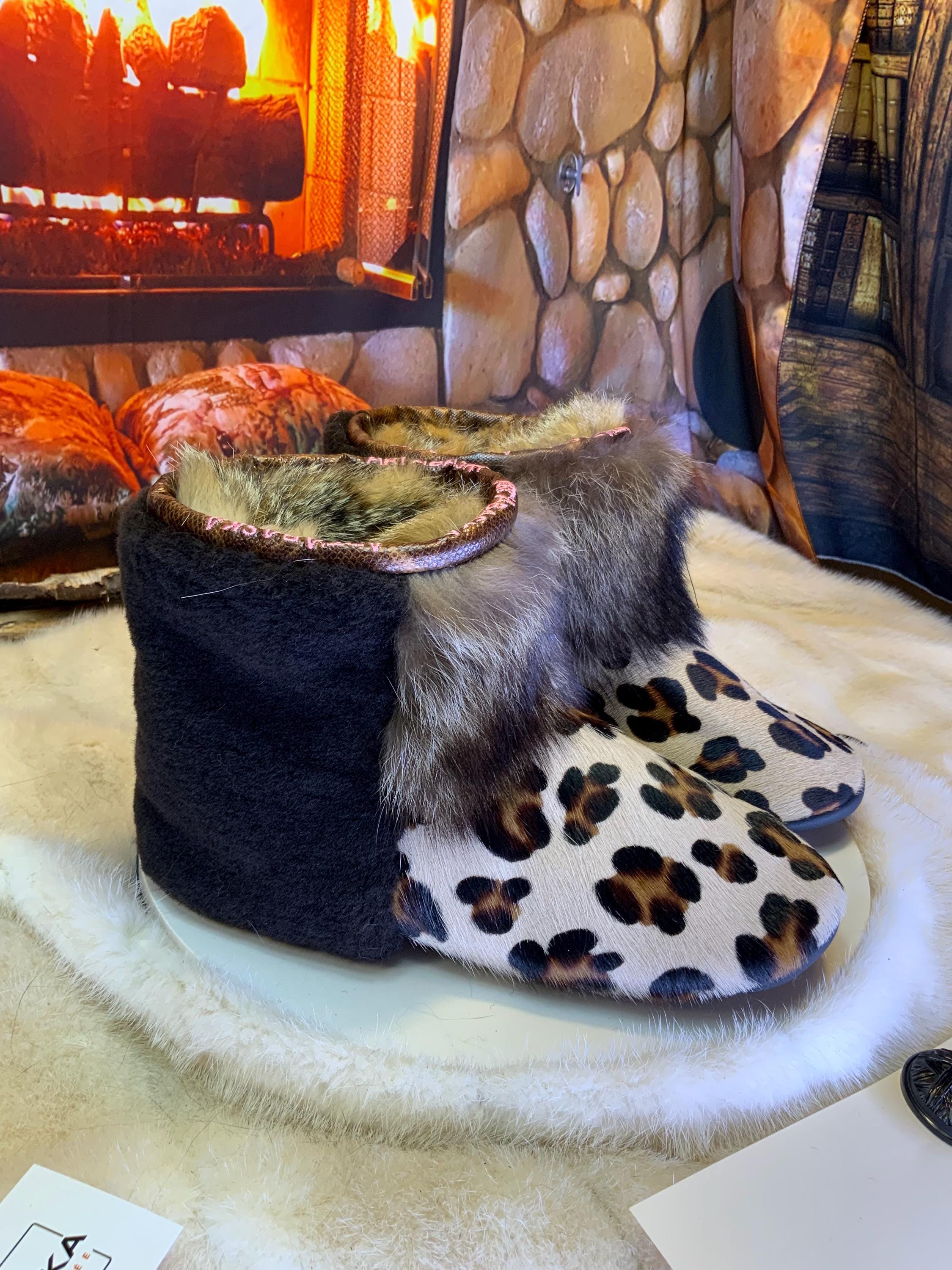 Mocassins d’intérieur Jacqueline 7 femme, cuir léopard, raton recyclé & mouton chocolat, faits à la main au Québec ✨🐆🤎