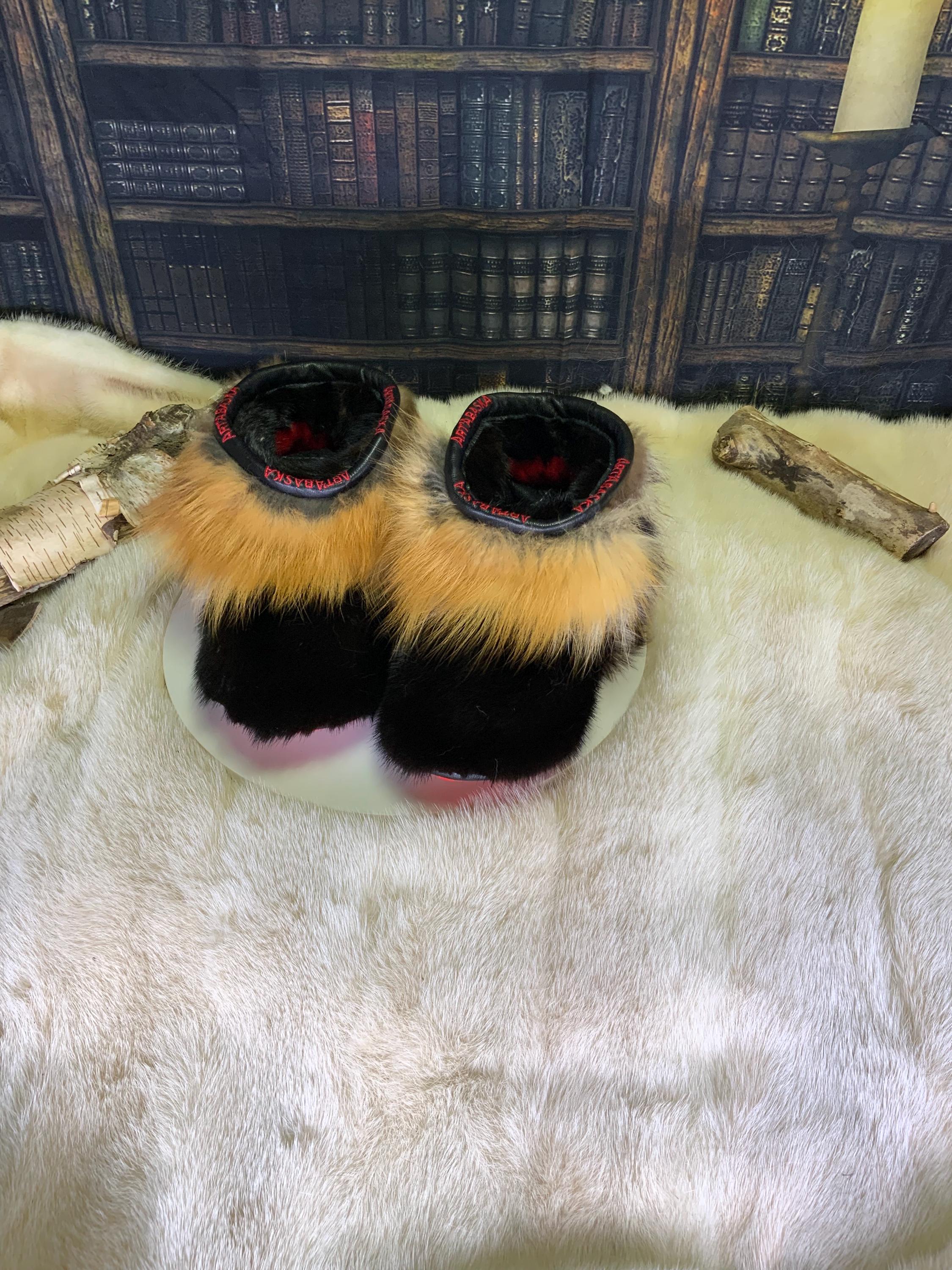 Mocassins d’intérieur Elisabeth pour femme 6 en vison brun naturel recyclé, raton recyclé et renard roux recyclé – faits à la main au Québec, chauds, respirants, confort de luxe, pièce unique Art’Abaska 💕