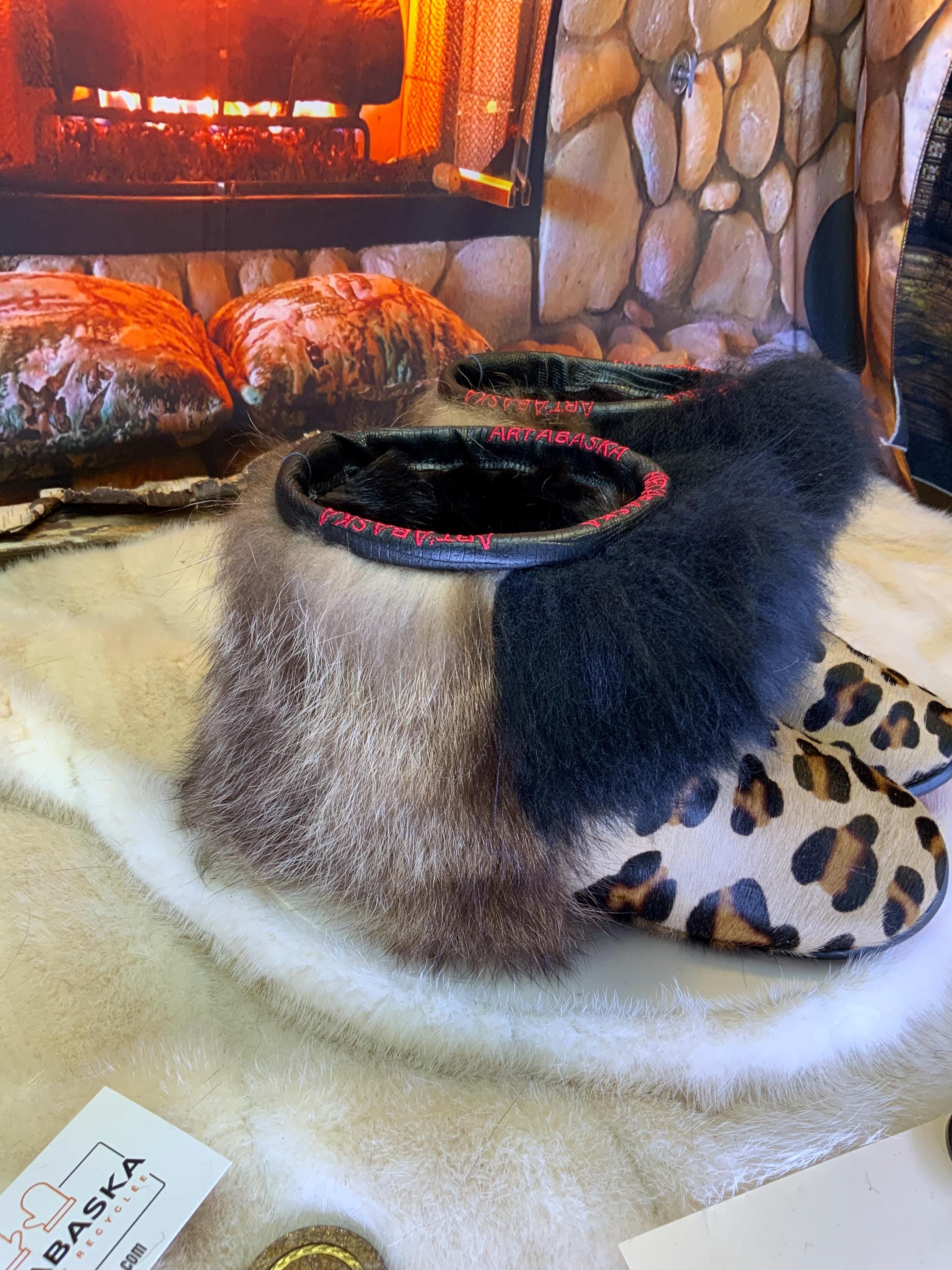 Mocassins d’intérieur Dorice – 8 femme – cuir de vache imprimé léopard, fourrure recyclée & semelle rouge, pièce unique faite à la main au Québec ✨🐆❤️