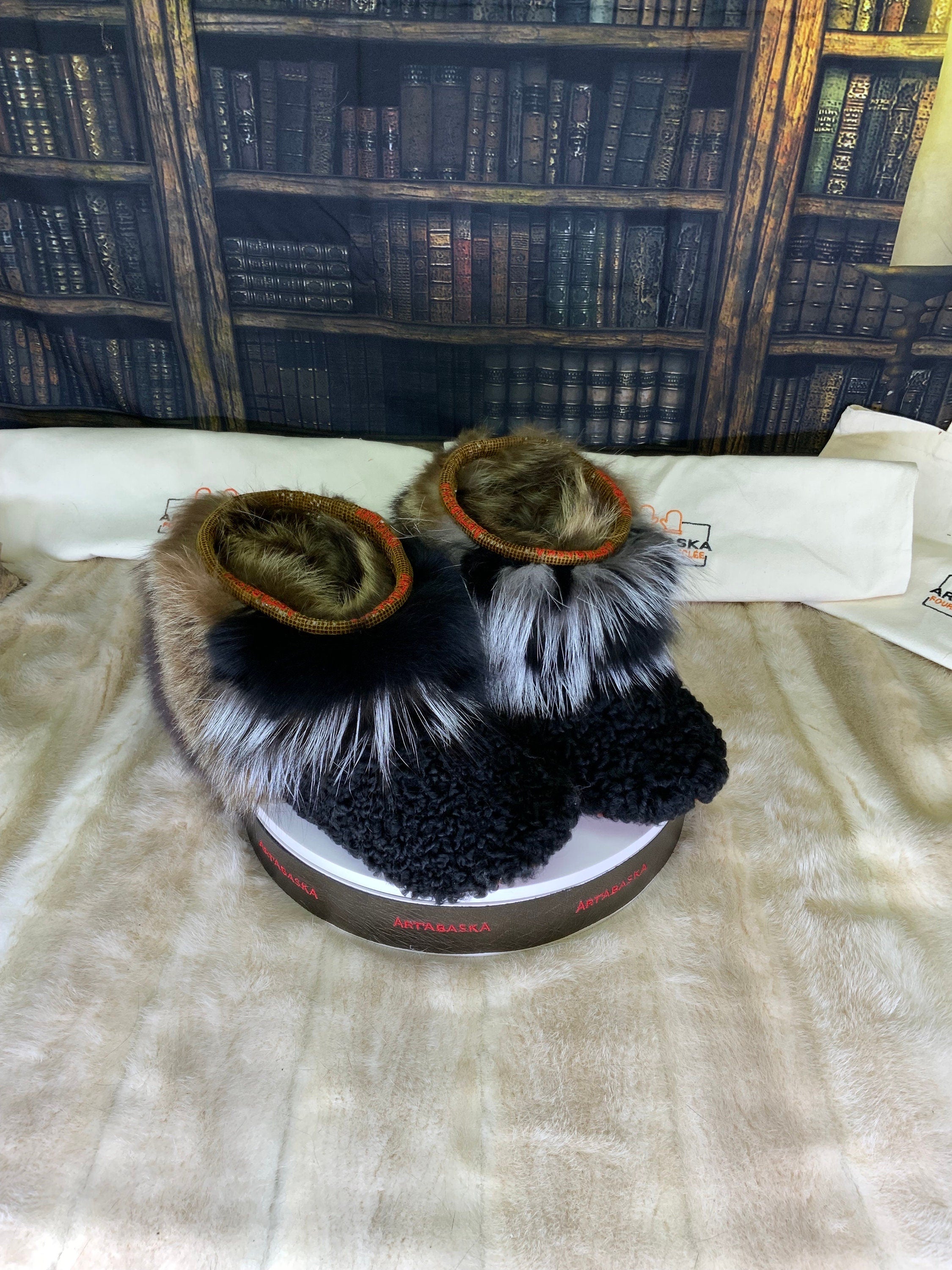 Mocassin d’intérieur homme Les Nicole – pointure 10 – mouton de Perse & raton recyclés – patchwork renard – fait à la main au Québec