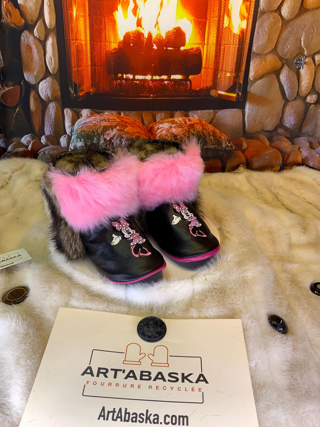 Mocassins d’intérieur Claudine – 9 femme – cuir italien brodé Minnie Mouse rose, mouton recyclé & semelle noire brodée rose, pièce unique faite à la main au Québec ✨💕