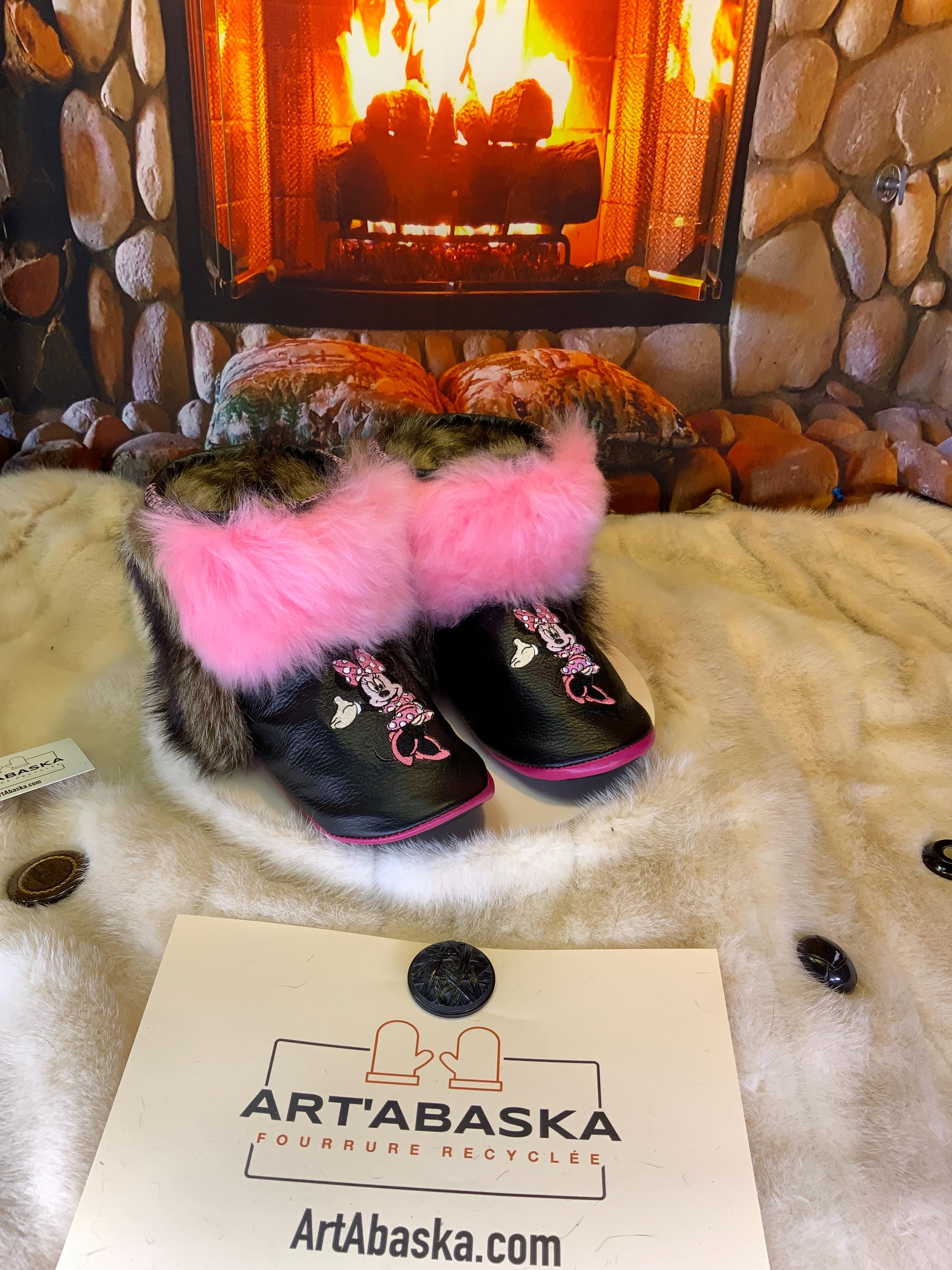 Mocassins d’intérieur Claudine – 9 femme – cuir italien brodé Minnie Mouse rose, mouton recyclé & semelle noire brodée rose, pièce unique faite à la main au Québec ✨💕