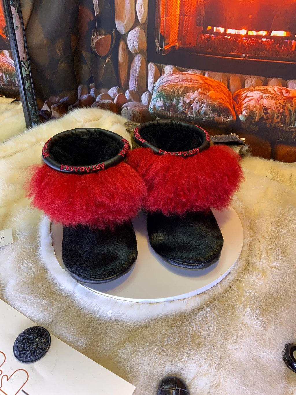 Mocassins d’intérieur Sylvianne 6 femme, peau de vache noire recyclée et mouton rouge, faits à la main au Québec ❤️✨