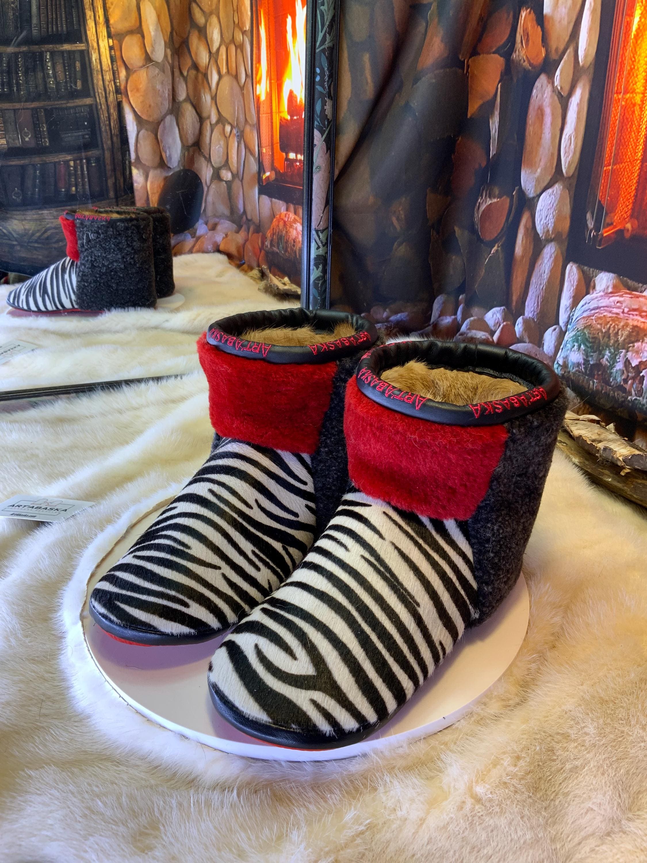 Mocassins d’intérieur Charlotte 8 femme, cuir recyclé imprimé zèbre, mouton rouge et charcoal, faits à la main au Québec 🦓❤️