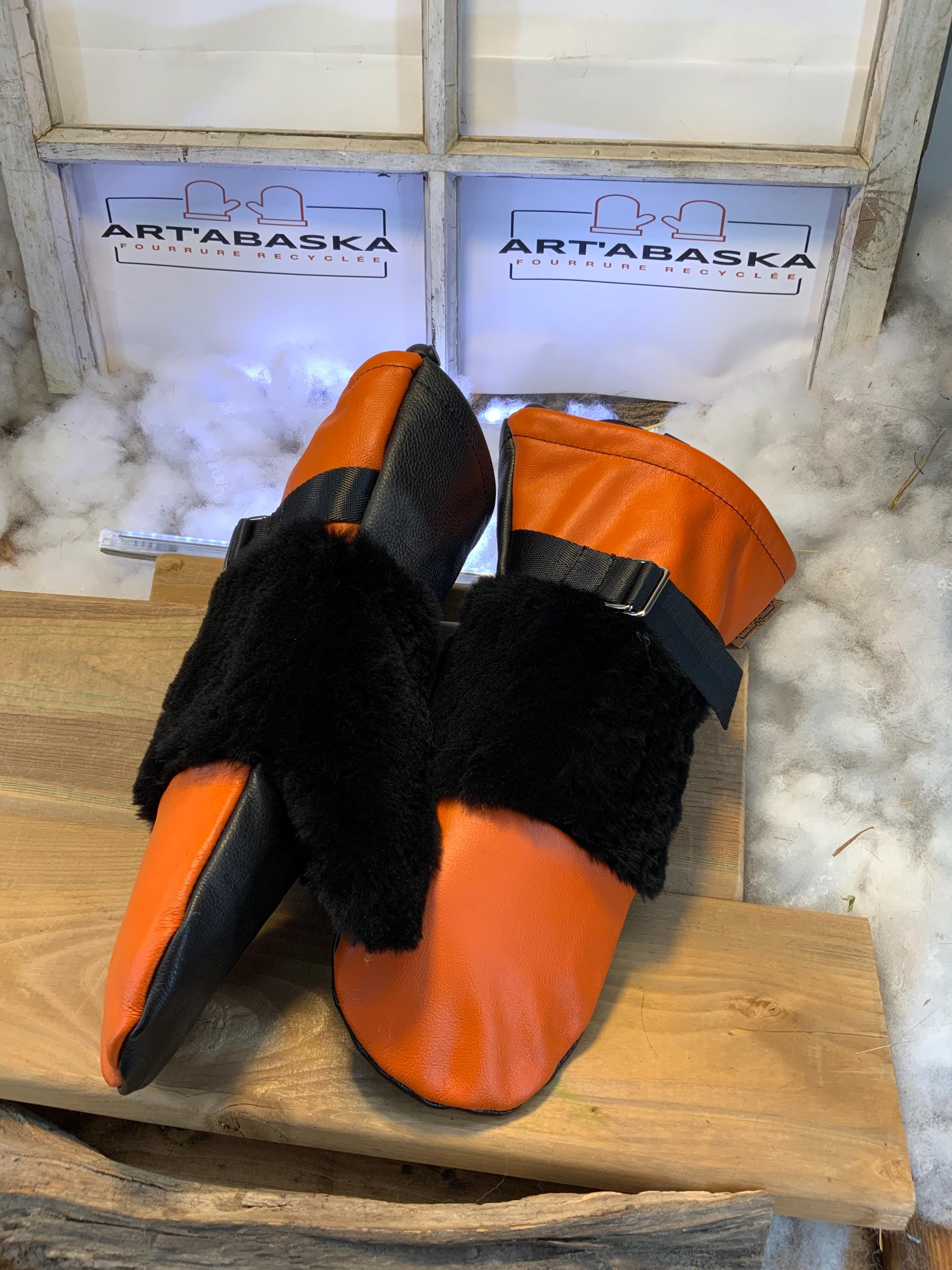 Mitaines Les Amelia – Large, cuir italien orange éclatant & castor rasé noir recyclé, fait à la main au Québec, pièce unique
