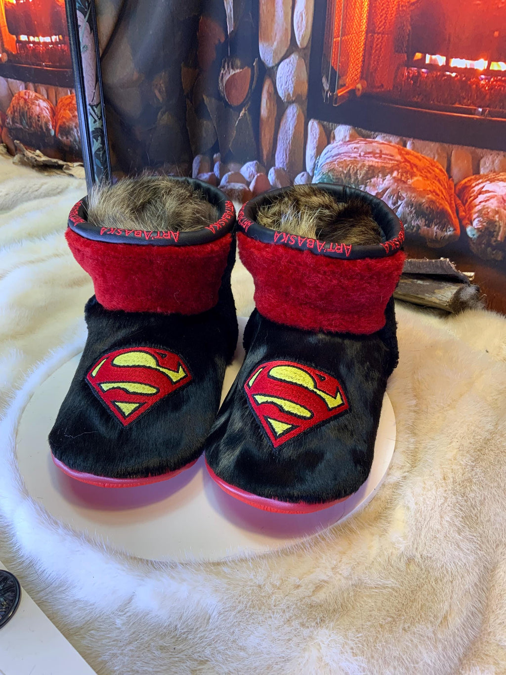 Mocassin d’intérieur Les Gemma – pointure 10 homme – édition Superman – cuir & fourrure recyclée – fait à la main au Québec, pièce unique