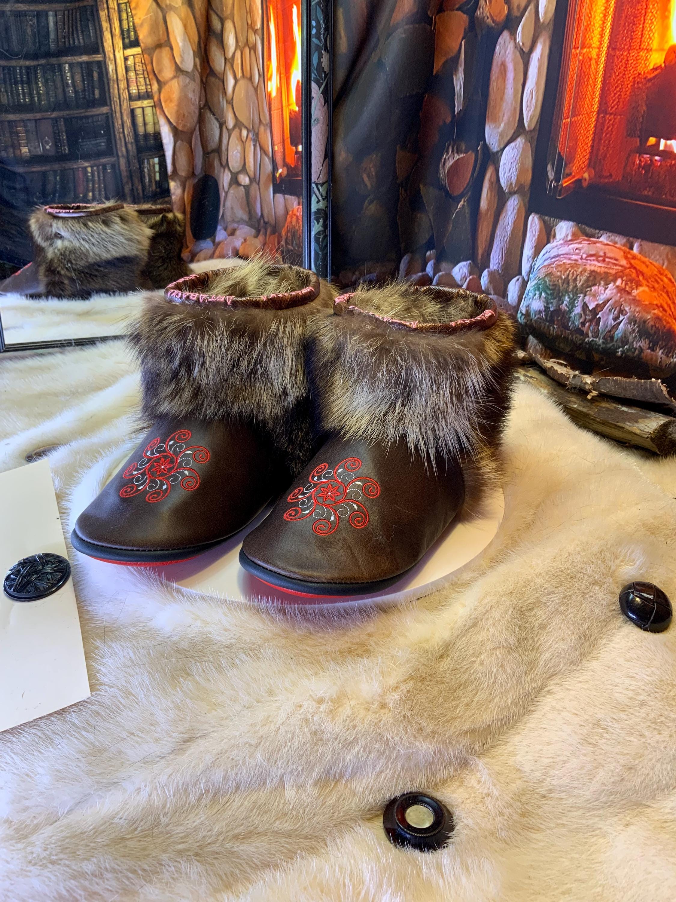 Mocassins d’intérieur Véronique – 9 Femme – cuir italien brun café brodé mandala rouge & blanc – fait à la main au Québec – pièce unique