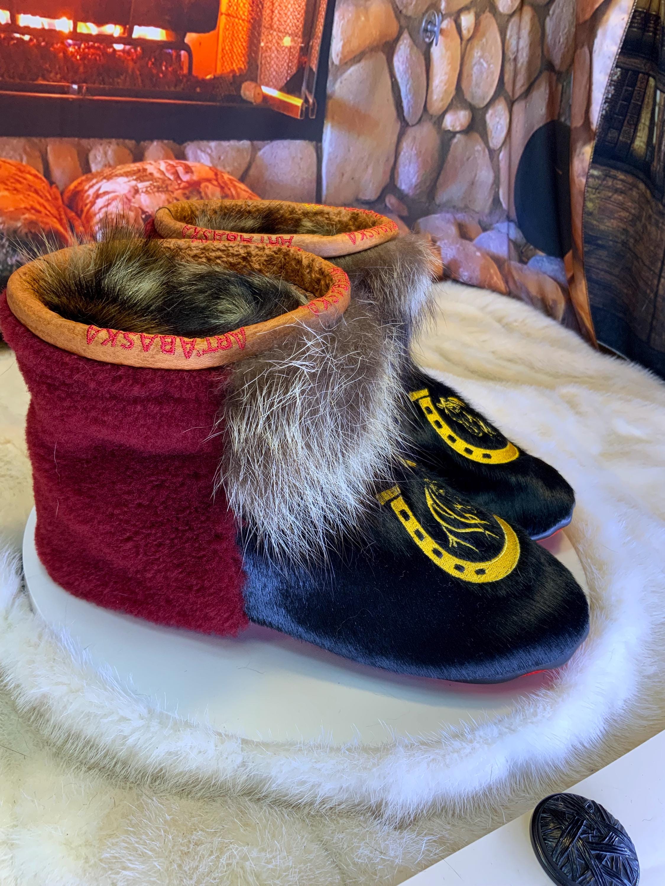 Mocassins d’intérieur Johanne 8 femme, cuir noir brodé cheval western, fourrure recyclée, faits à la main au Québec 🐎✨
