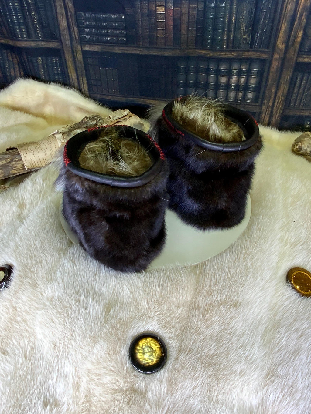 Mocassins d’intérieur Évelyne pour femme 7 en mouton rasé recyclé brodé, vison brun recyclé et renard Crystal recyclé – faits à la main au Québec, chauds, respirants, confort de luxe, pièce unique Art’Abaska 💕