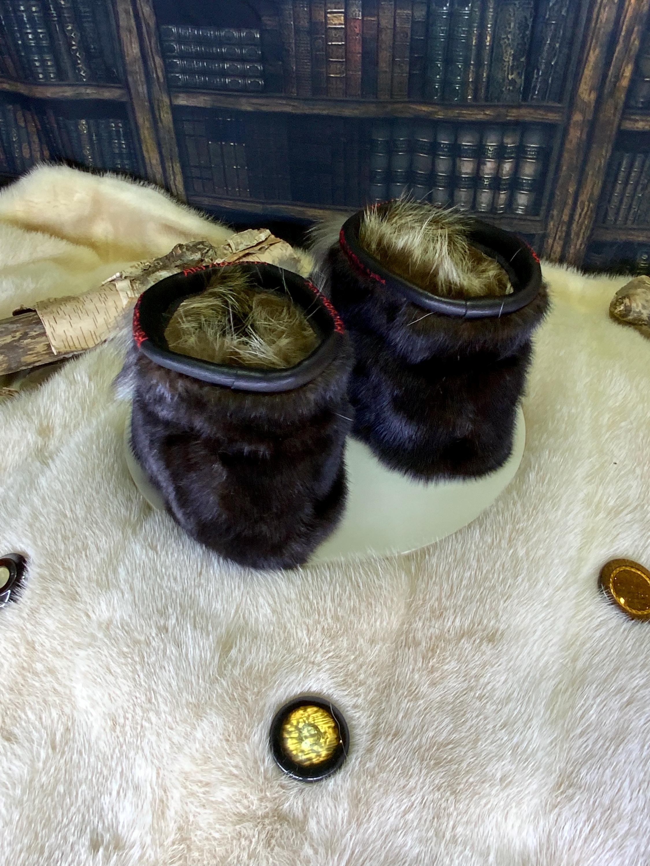 Mocassins d’intérieur Évelyne pour femme 7 en mouton rasé recyclé brodé, vison brun recyclé et renard Crystal recyclé – faits à la main au Québec, chauds, respirants, confort de luxe, pièce unique Art’Abaska 💕