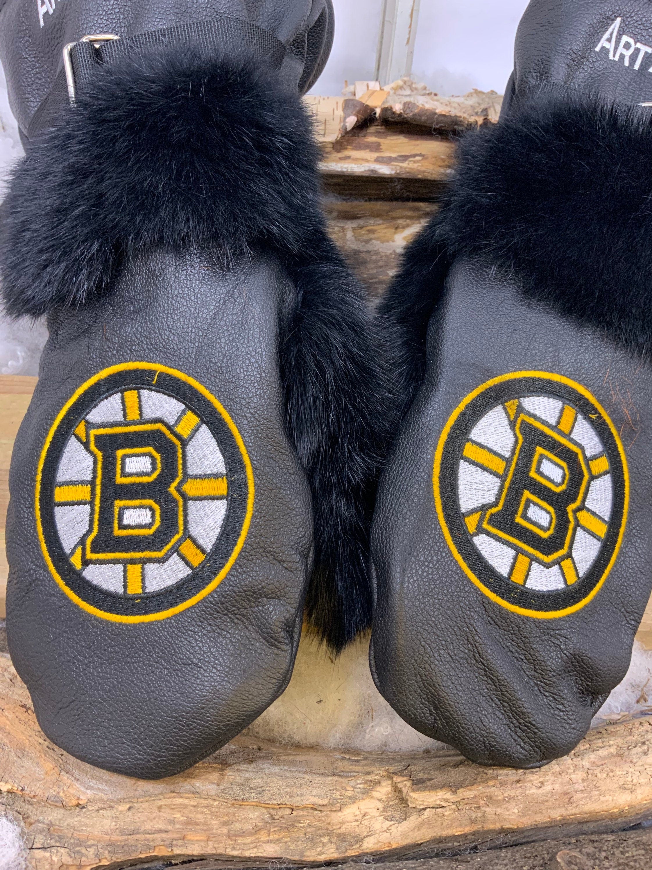 Mitaines Les Jeanne – Édition spéciale Bruins de Boston – cuir noir recyclé & fourrure – broderie unique – fait à la main Québec