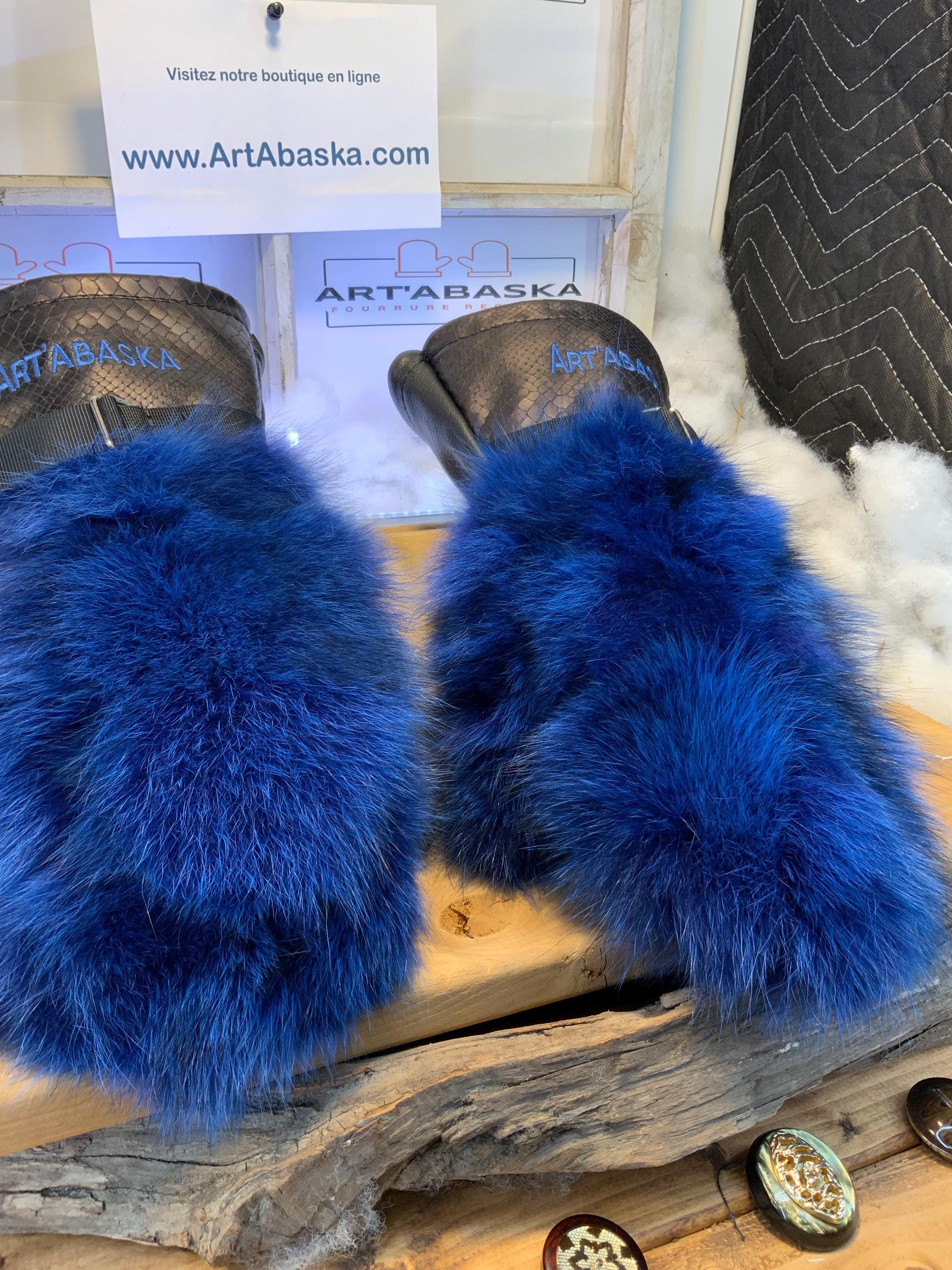 Mitaines Desneiges Large patchwork fourrure bleue recyclée cuir italien imprimé serpent fait à la main Québec pièce unique