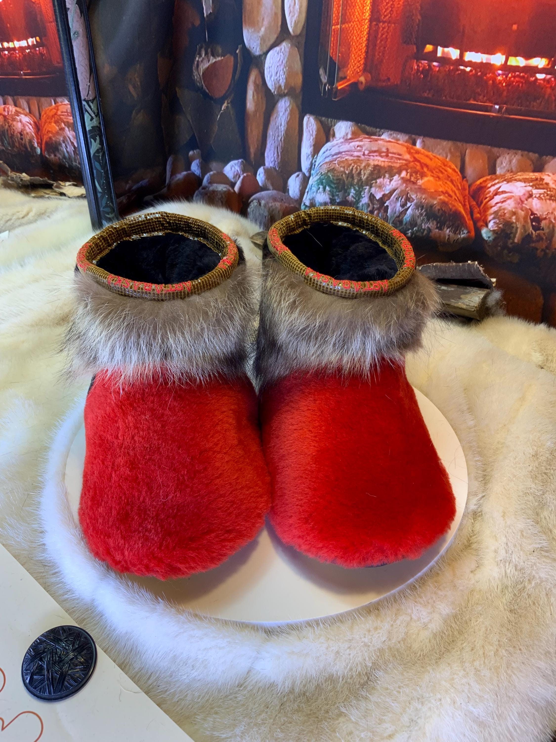 Mocassins d’intérieur Brigitte 7 femme en mouton rasé rouge vif, raton naturel recyclé et mouton rasé brun café – faits à la main au Québec, respirants, confort de luxe, pièce unique Art’Abaska ❤️‍🔥✨