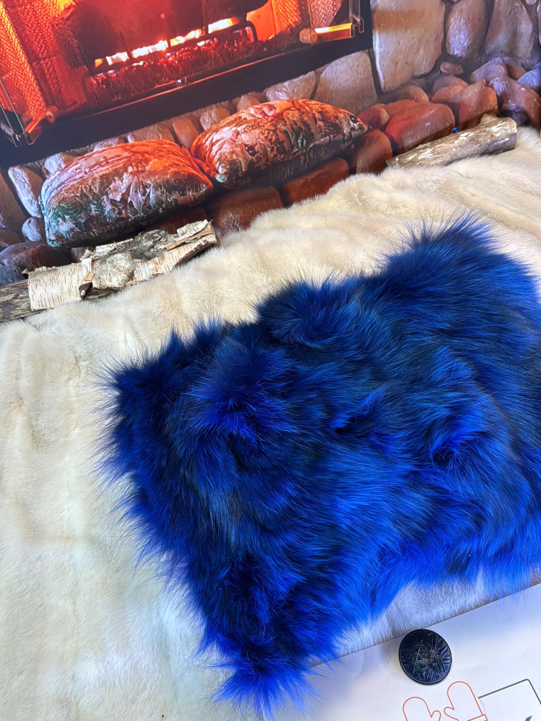 Coussin fourrure recyclée renard bleu patchwork fait à la main Québec coussin décoratif cuir noir brodé pièce unique ArtAbaska