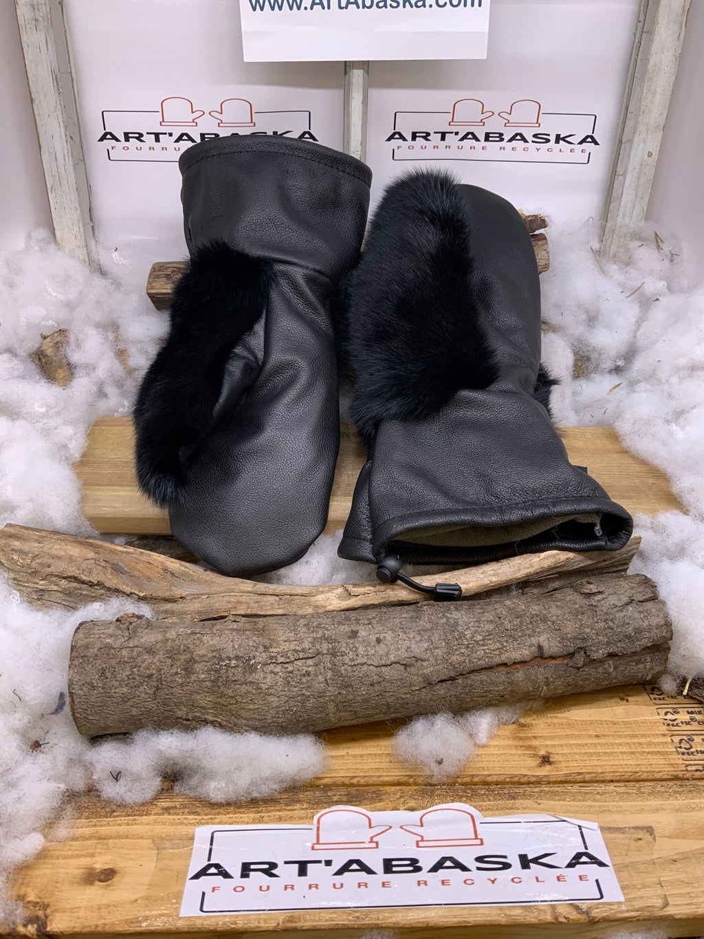 Mitaines Les Jeanne – Édition spéciale Bruins de Boston – cuir noir recyclé & fourrure – broderie unique – fait à la main Québec