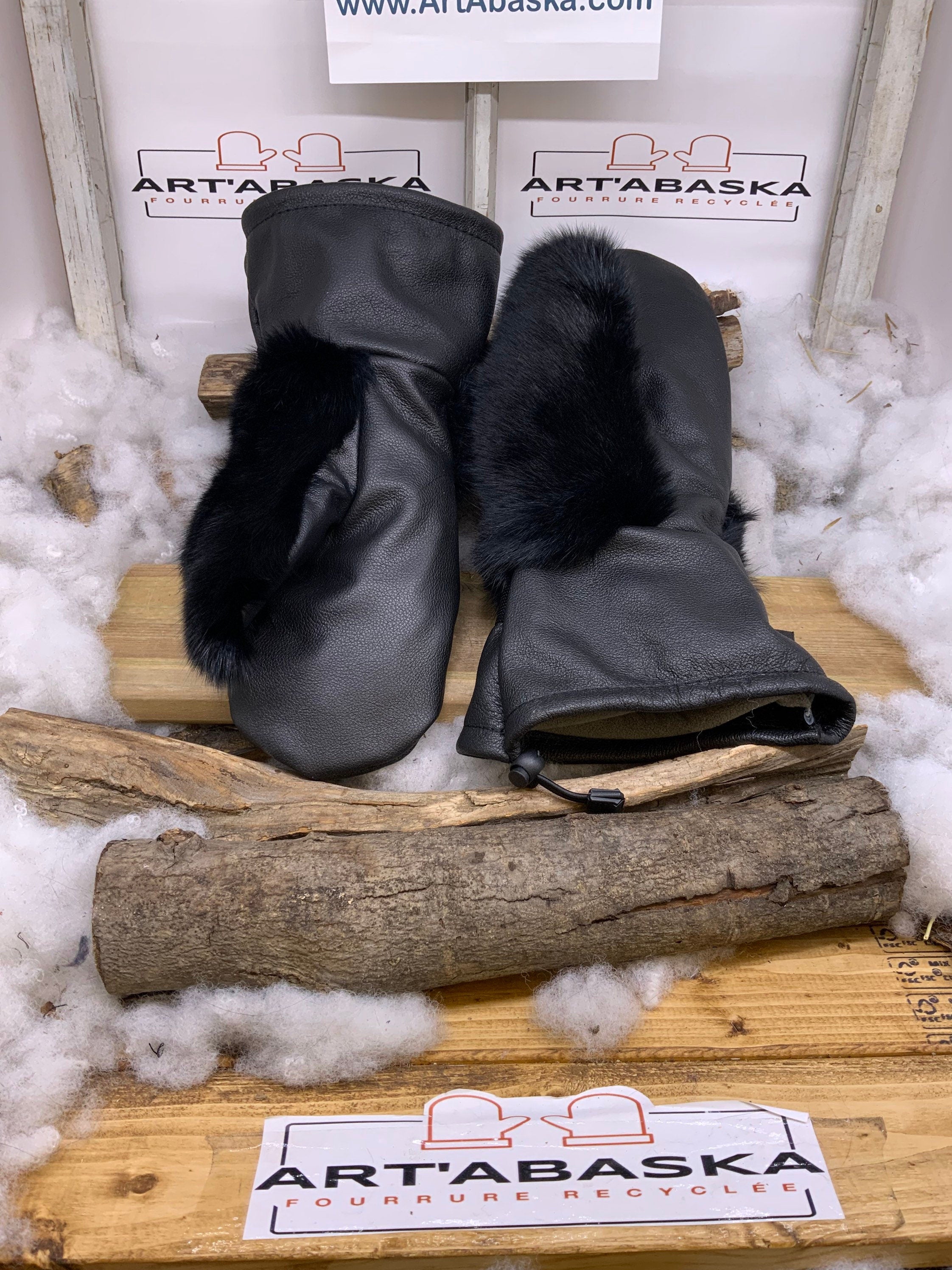 Mitaines Les Jeanne – Édition spéciale Bruins de Boston – cuir noir recyclé & fourrure – broderie unique – fait à la main Québec