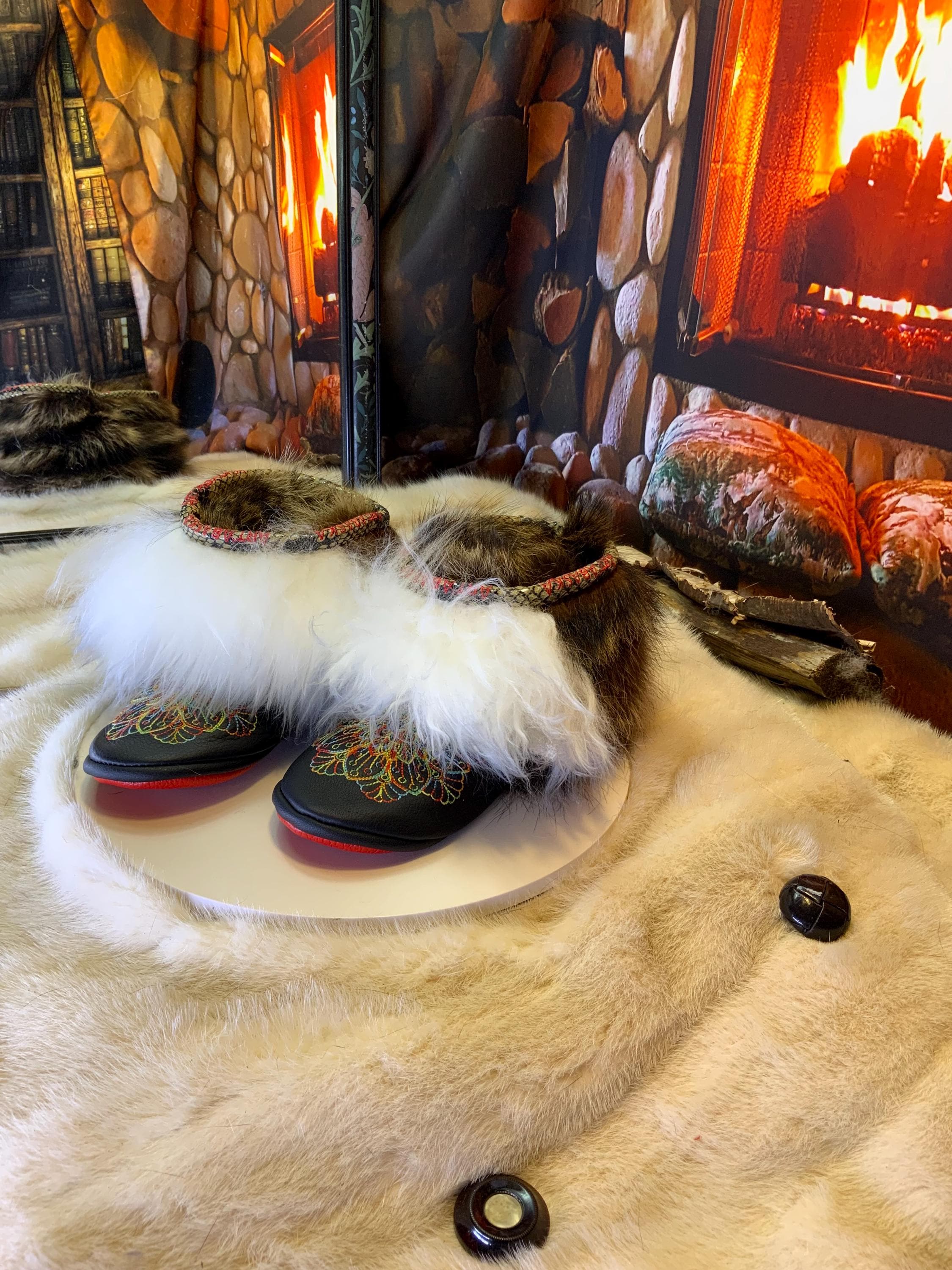 Mocassins d’intérieur Martine – 5 femme – cuir italien recyclé brodé mandala multicolore, semelle rouge ArtAbaska rose et mauve ✨🎨❤️