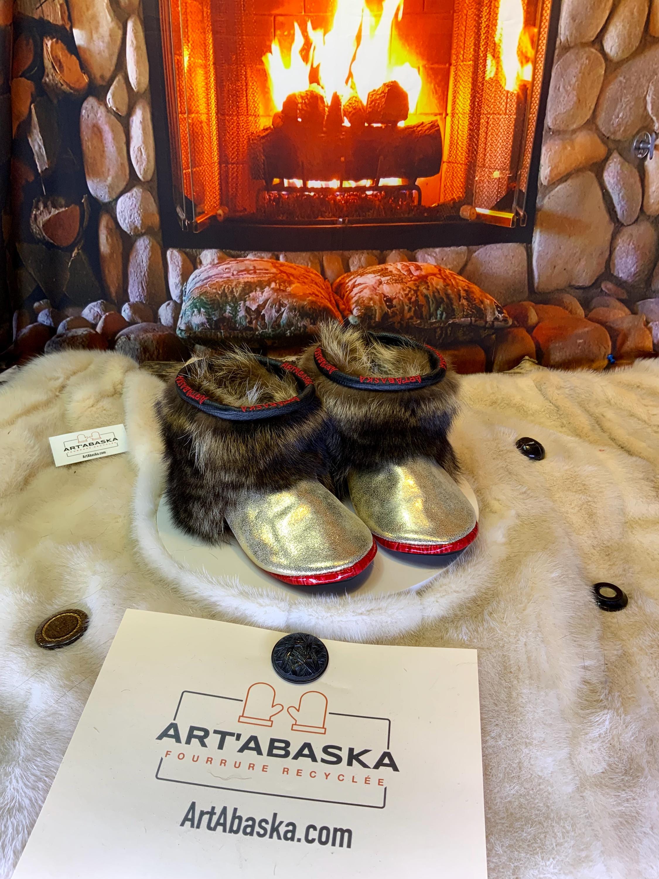 Mocassins d’intérieur Louise – 6 femme – cuir recyclé couleur or éclatant, semelle noire brodée rouge ArtAbaska avec pourtour rouge vif ✨💛❤️