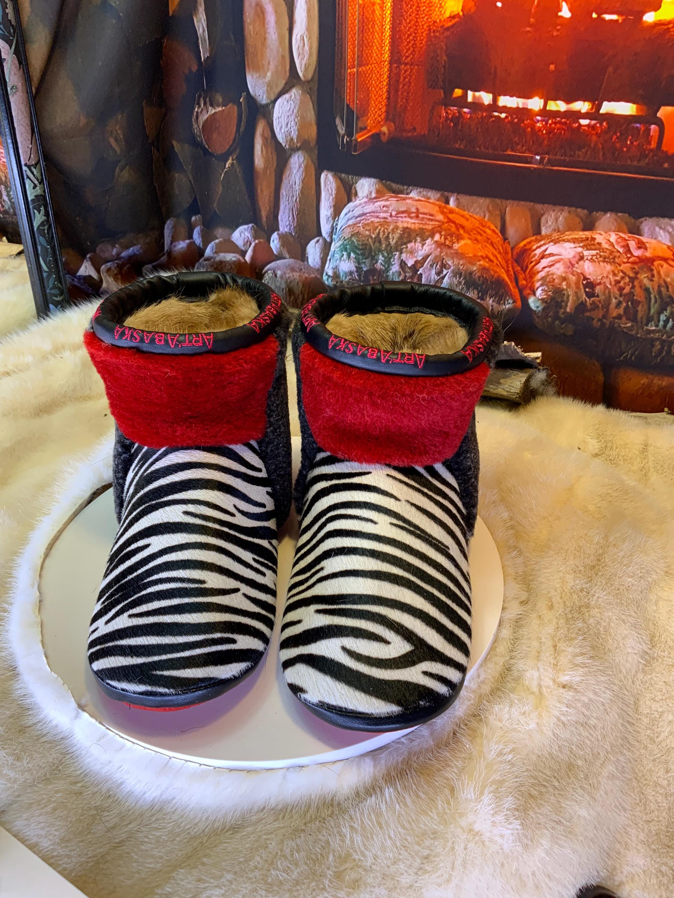 Mocassins d’intérieur Charlotte 8 femme, cuir recyclé imprimé zèbre, mouton rouge et charcoal, faits à la main au Québec 🦓❤️