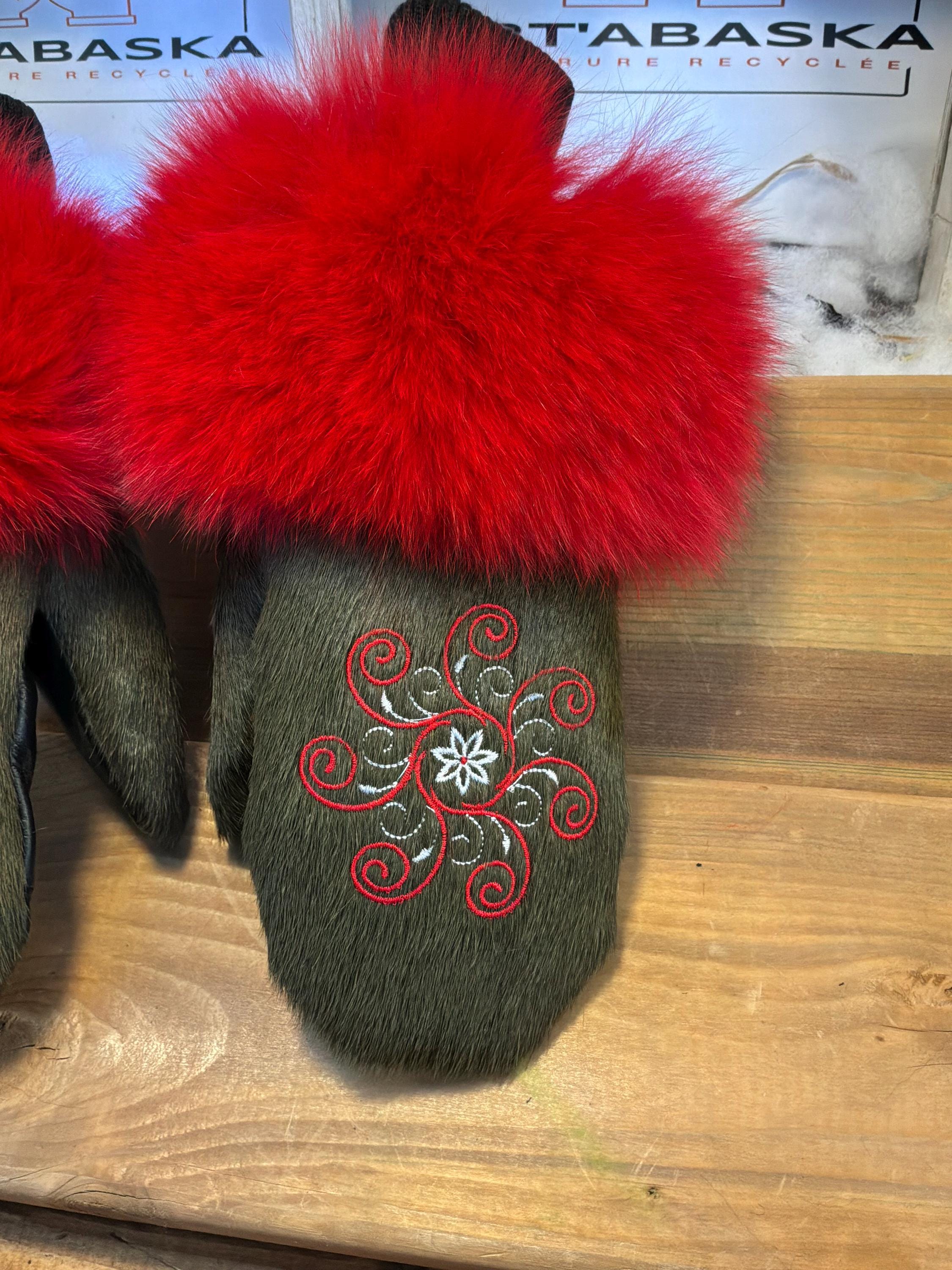 Mitaines de ville Medium Odette en fourrure recyclée – Faites à la main au Québec – Légères, élégantes, confort urbain – ArtAbaska Brodée