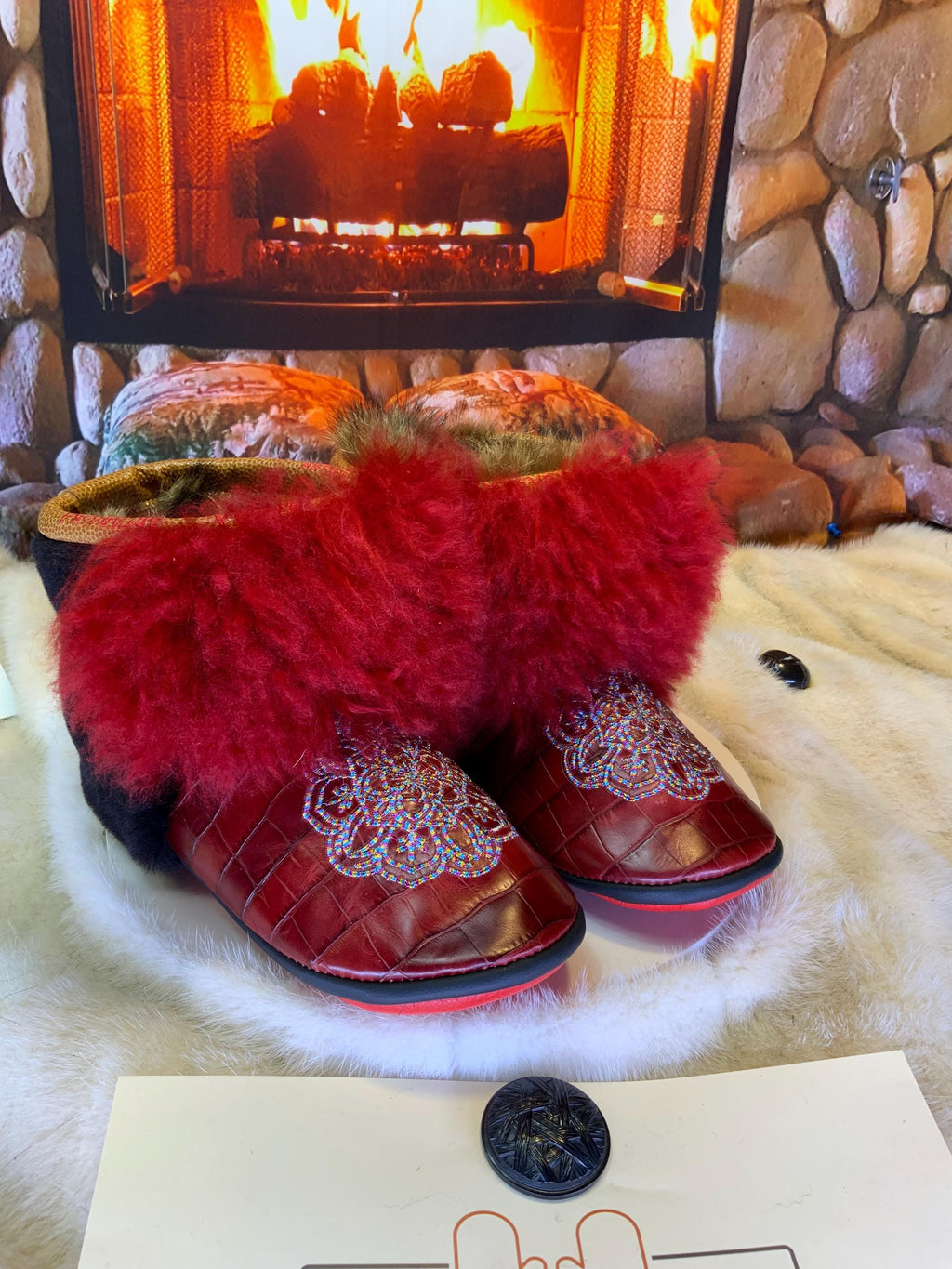 Mocassins d’intérieur Les Gemma – 9 femme – cuir crocodile bourgogne brodé mandala multicolore & mouton recyclé – Québec artisanal