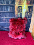 Coussin décoratif en fourrure recyclée en renard cousus en lanières rouge