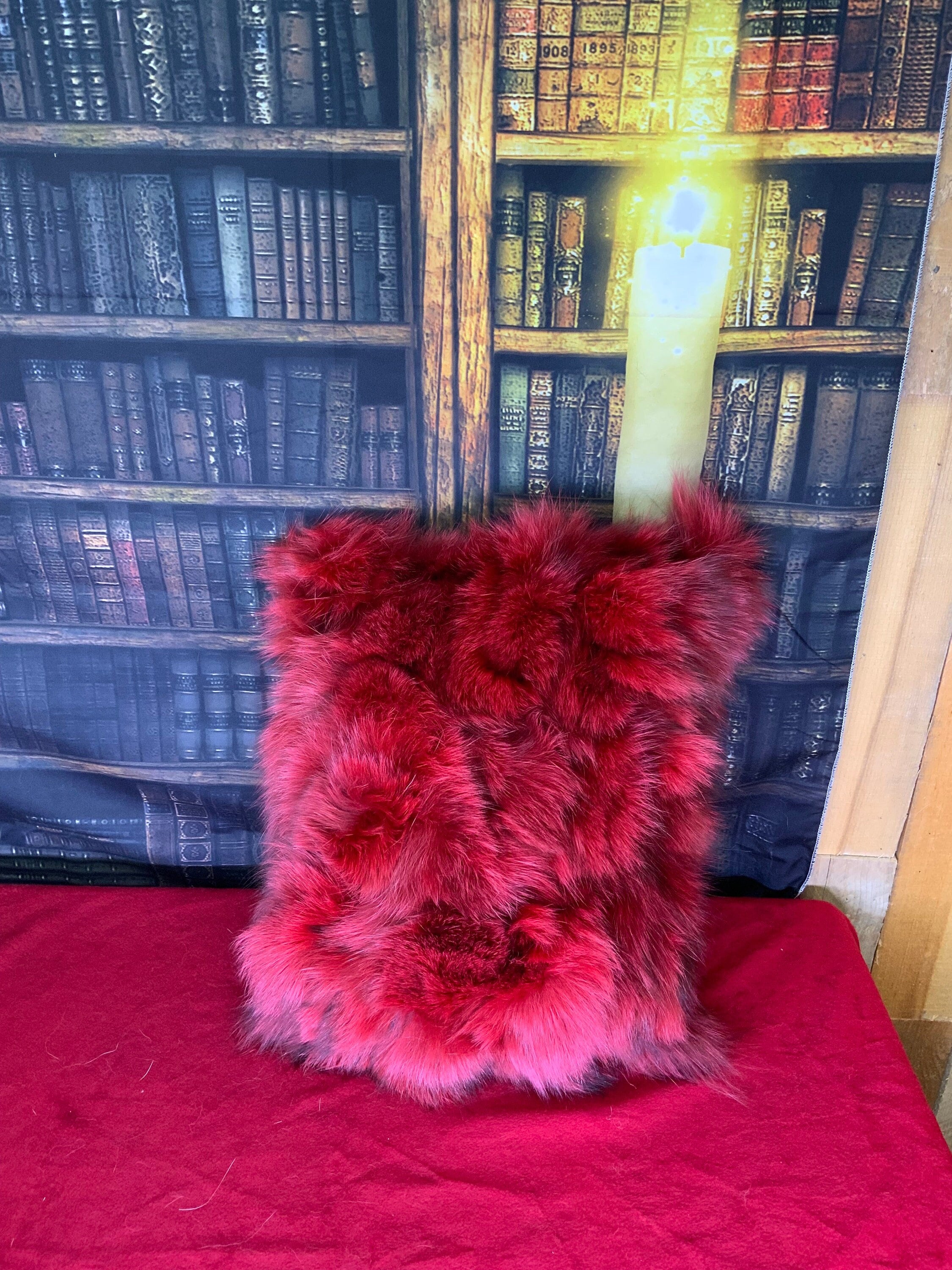 Coussin décoratif en fourrure recyclée en renard cousus en lanières rouge