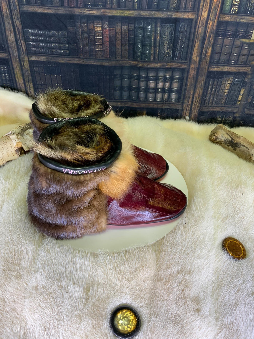 Mocassins d’intérieur Berthe pour femme 8 en cuir italien bourgogne style anguille et fourrures recyclées – faits à la main au Québec, chauds, respirants, confort de luxe, pièce unique Art’Abaska 💕