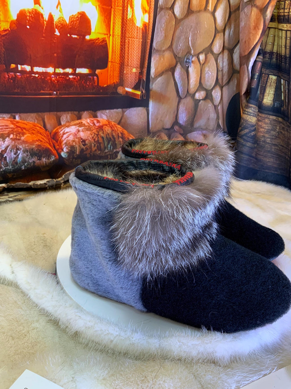 Mocassins d’intérieur Aline – 7 femme – édition toute fourrure en mouton noir, renard cristal & mouton gris recyclés, semelle rouge vif, faits à la main au Québec ✨🖤🤍❤️