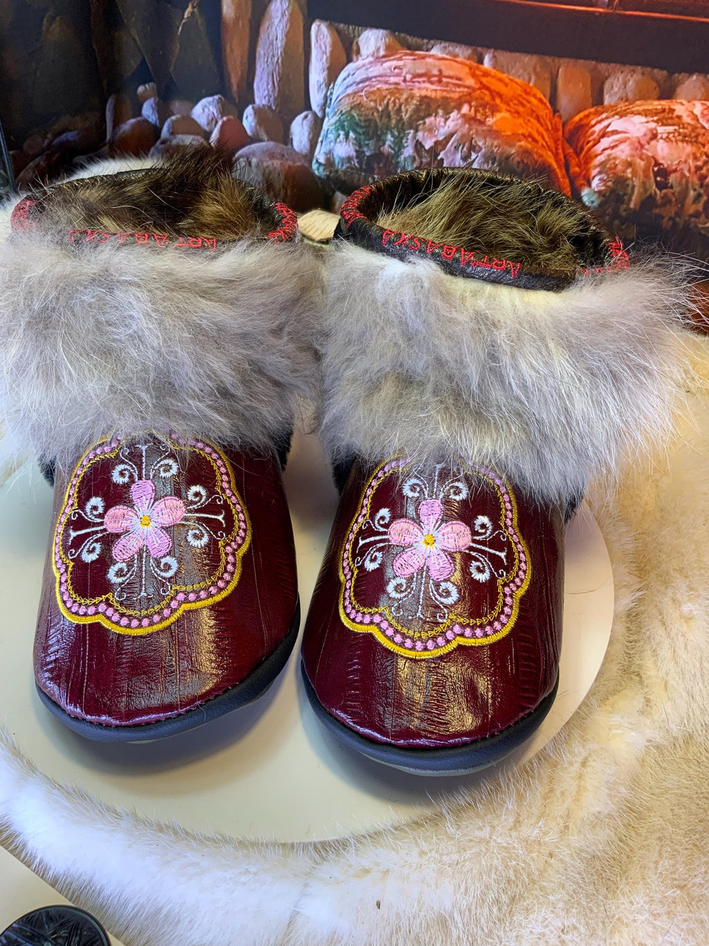 Mocassins d’intérieur Françoise 7 femme, cuir d’anguille recyclé brodé mandala, renard recyclé, fait à la main au Québec ✨💚🌸