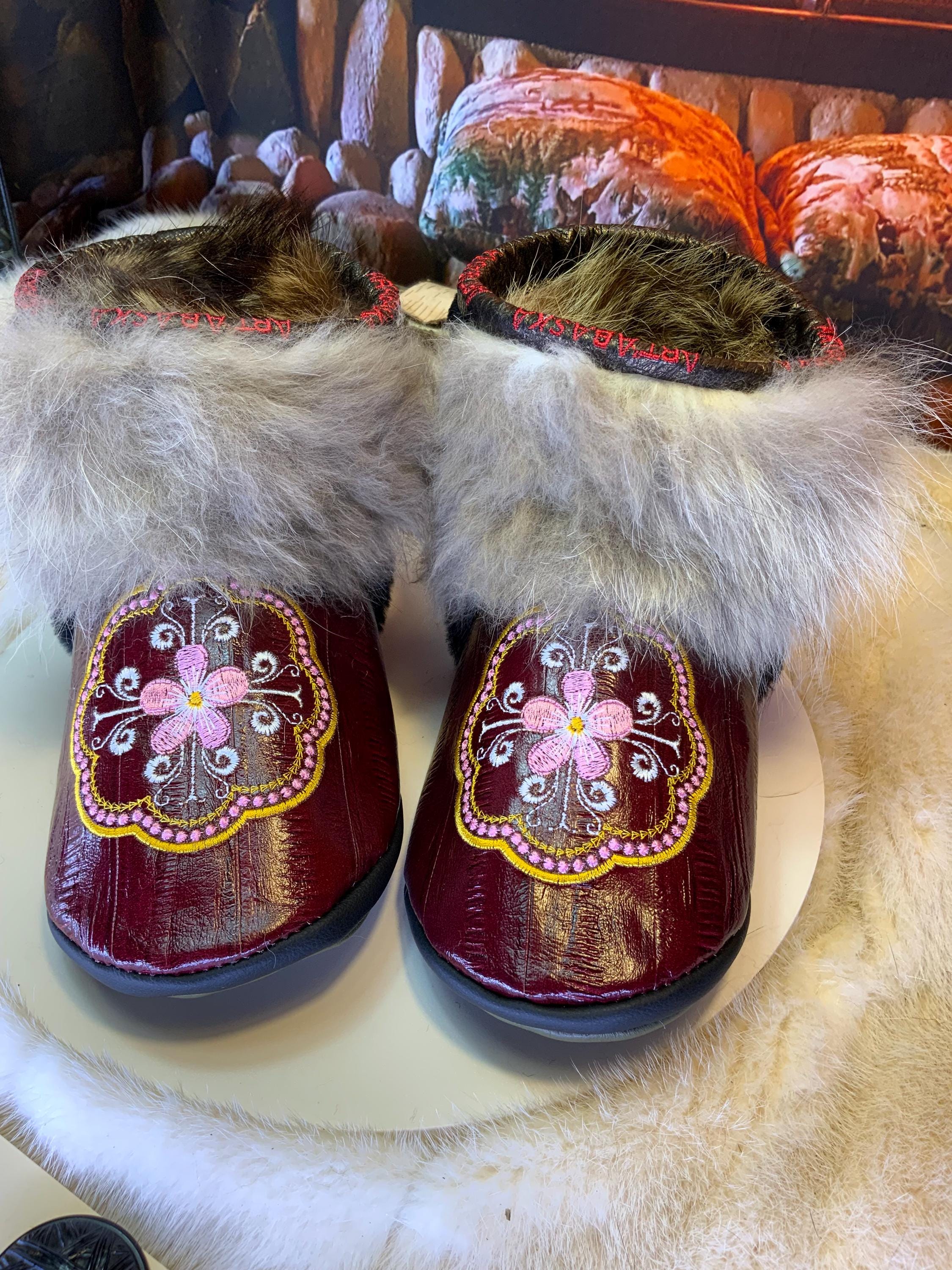 Mocassins d’intérieur Françoise 7 femme, cuir d’anguille recyclé brodé mandala, renard recyclé, fait à la main au Québec ✨💚🌸