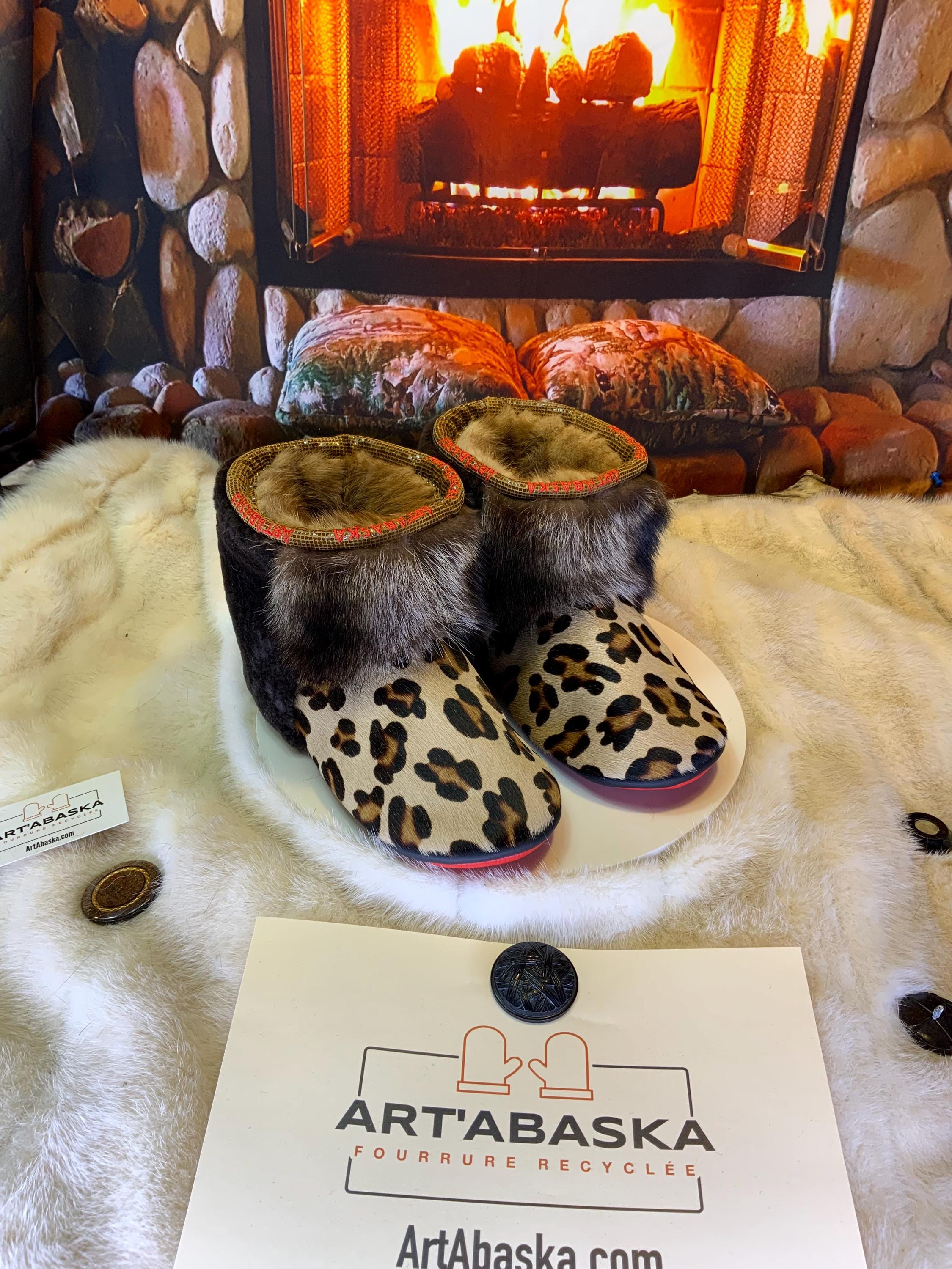Mocassins d’intérieur Angelle – 9 femme – cuir de vache imprimé léopard, raton recyclé & mouton brun café, semelle rouge, faits à la main au Québec ✨🐆❤️