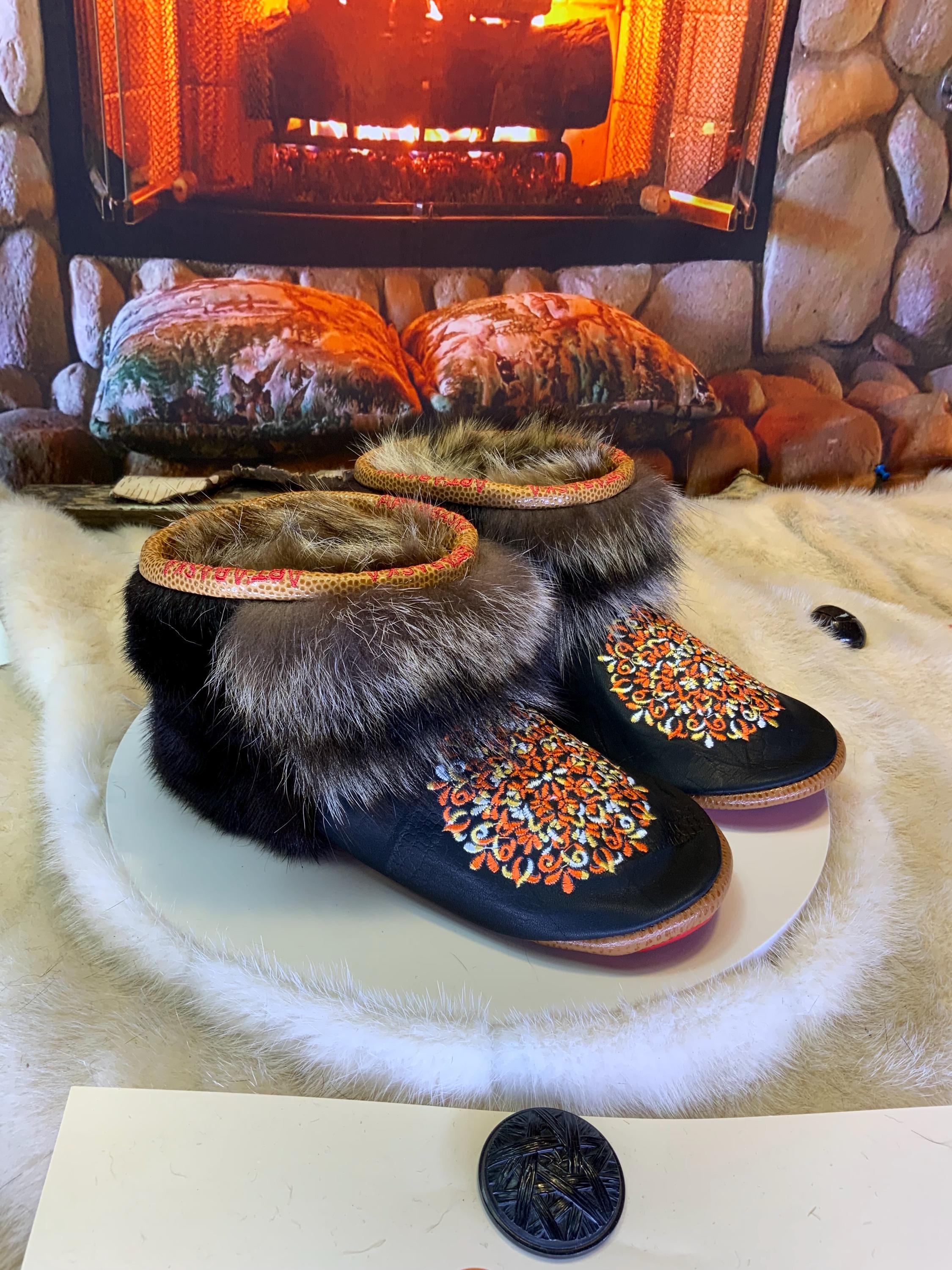 Mocassins d’intérieur Gaétane – 6 femme – cuir noir imprimé brodé mandala orange, jaune et blanc, semelle rouge brodée jaune ArtAbaska ✨🧡💛❤️