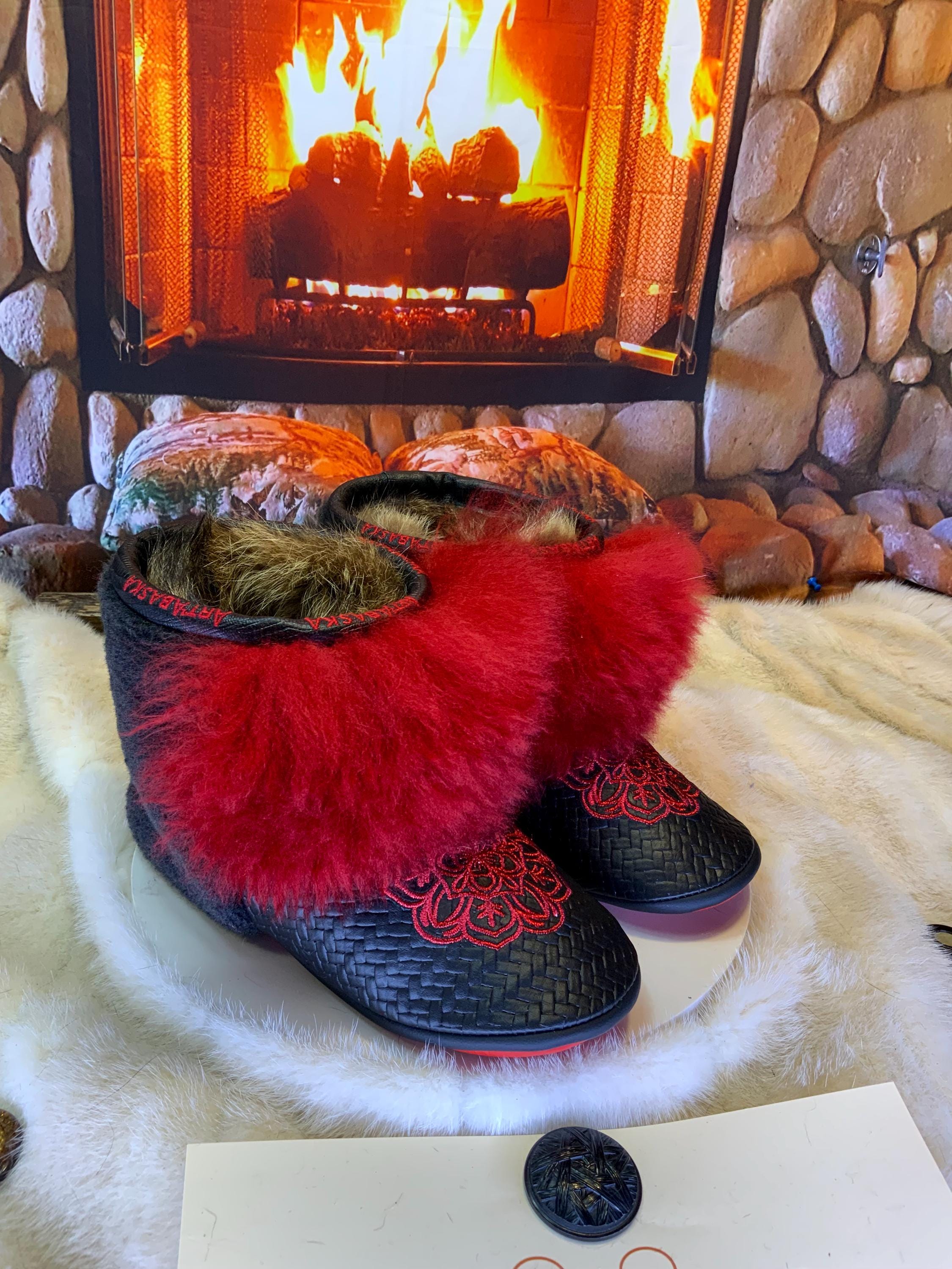 Mocassins d’intérieur Maria – 9 femme – cuir italien chevron brodé mandala rouge en fil de métal, fourrure recyclée & semelle rouge, faits à la main au Québec ✨❤️🌟