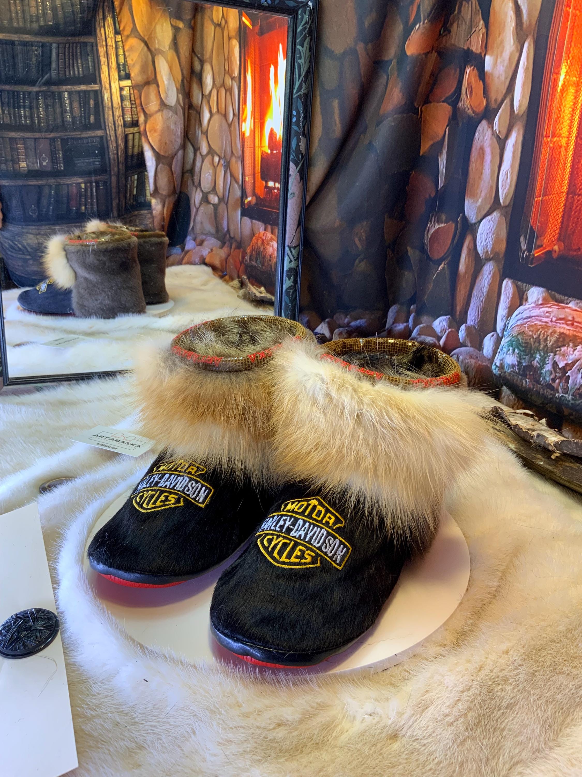 Mocassins d’intérieur Pierrette 8 femme, cuir de vache noire brodé Harley-Davidson, fourrure recyclée, faits à la main au Québec 🏍️✨