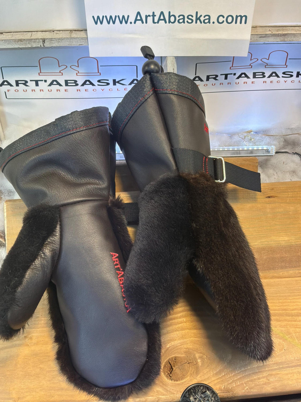 Mitaines Alice Small vison recycle brun mouton rase cuir italien noir faites a la main Quebec modèle classique intemporel