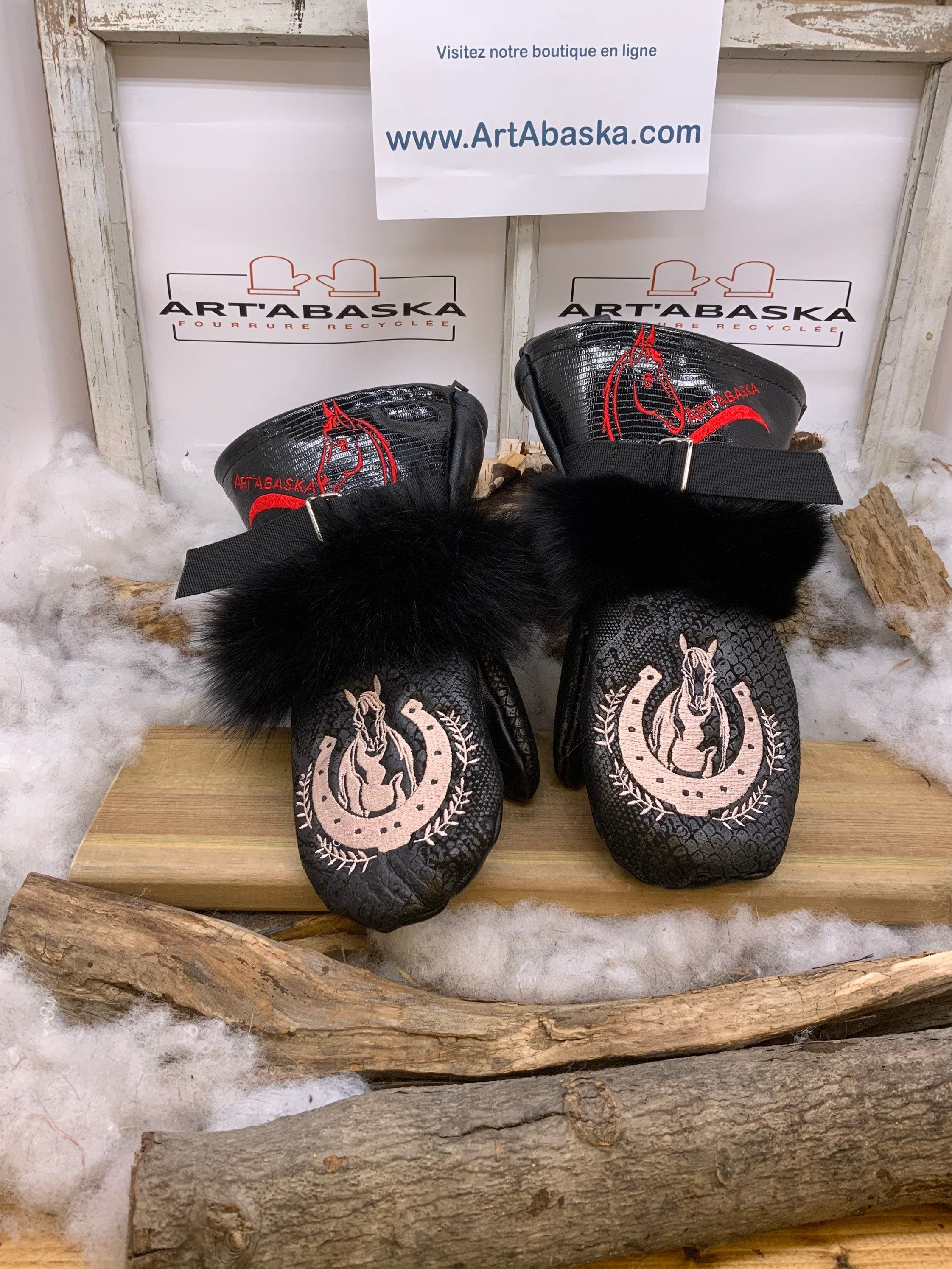 Mitaines Les Anne – Medium, cuir et fourrure recyclés noirs, broderie cheval, fait à la main au Québec