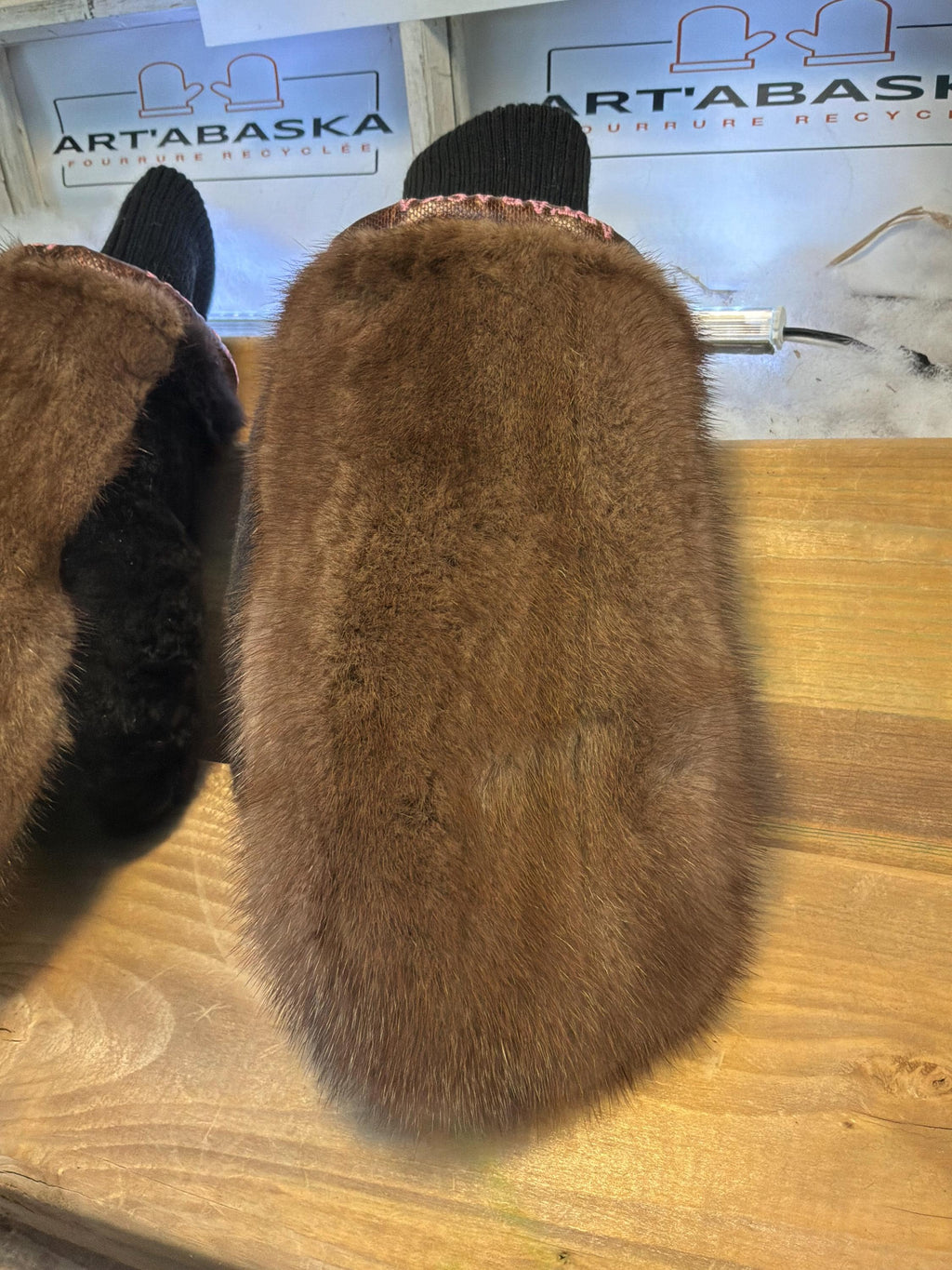 Mitaines de ville Medium Gisèle en fourrure recyclée – Faites à la main au Québec – Légères, élégantes, confort urbain – ArtAbaska