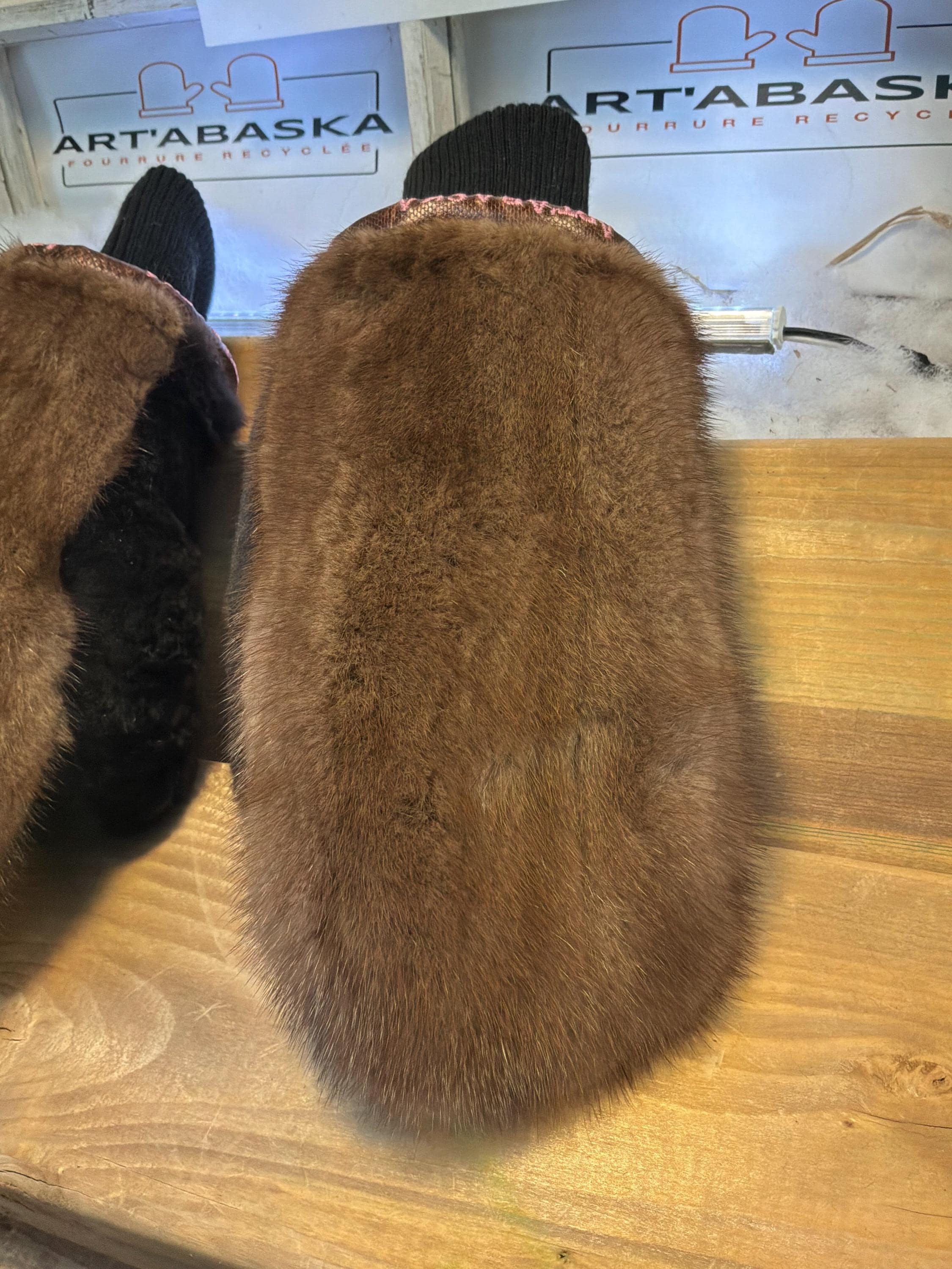 Mitaines de ville Medium Gisèle en fourrure recyclée – Faites à la main au Québec – Légères, élégantes, confort urbain – ArtAbaska