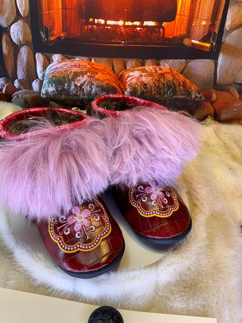 Mocassins d’intérieur Angèle – 7 femme – cuir croco bourgogne brodé mandala orange, fourrure recyclée en mouton & semelle brun chocolat, faits à la main au Québec ✨🧡🤎
