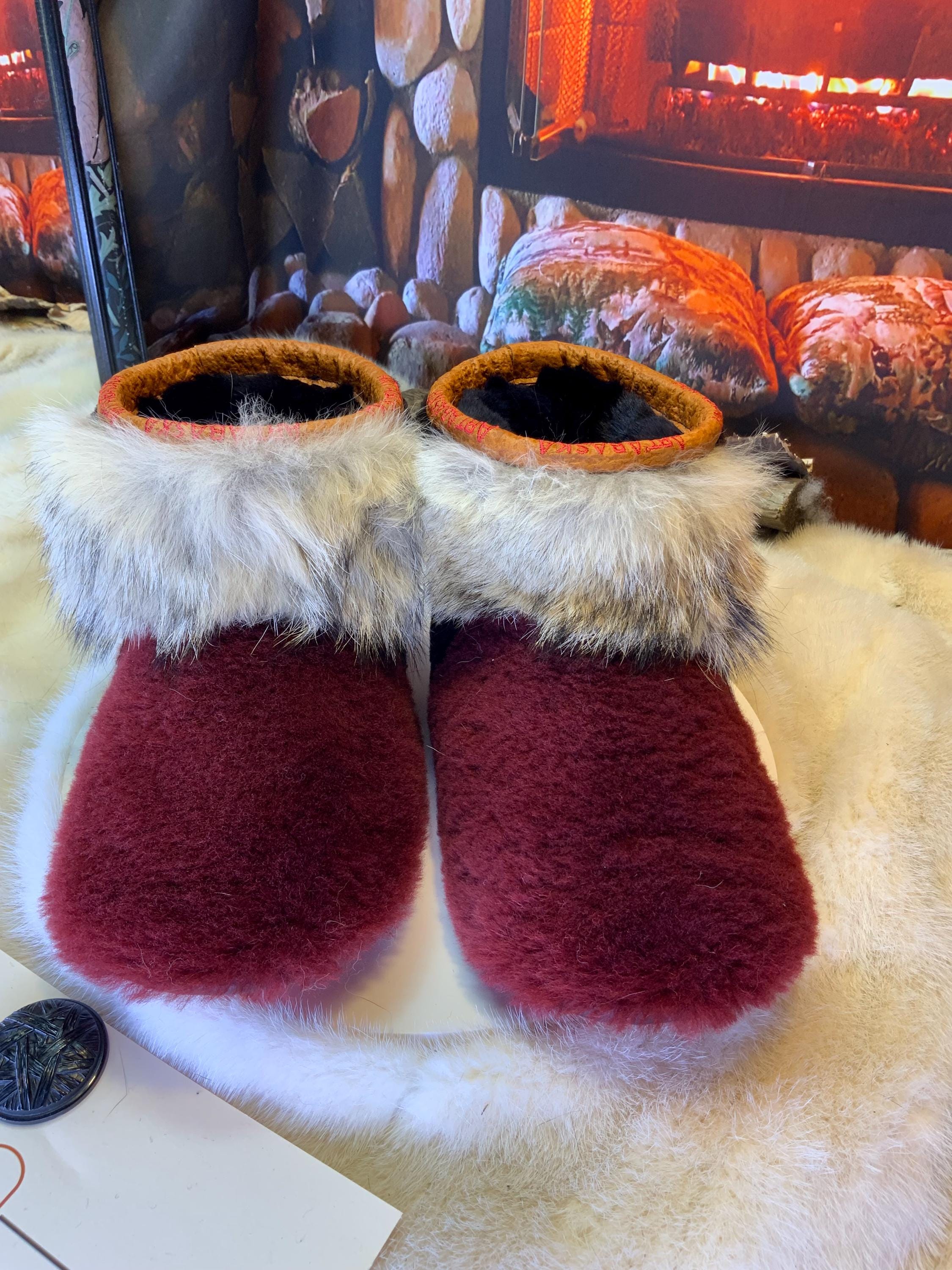 Mocassins d’intérieur Mariette – 8 femme – édition tout en fourrure recyclée en mouton bourgogne, coyote & mouton café, semelle rouge, faits à la main au Québec ✨❤️