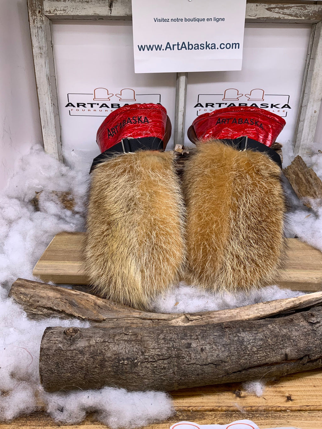 Mitaines Les Carmen – Médium, raton beige crème et cuir rouge embossé recyclés, fait à la main au Québec, pièce unique artisanale