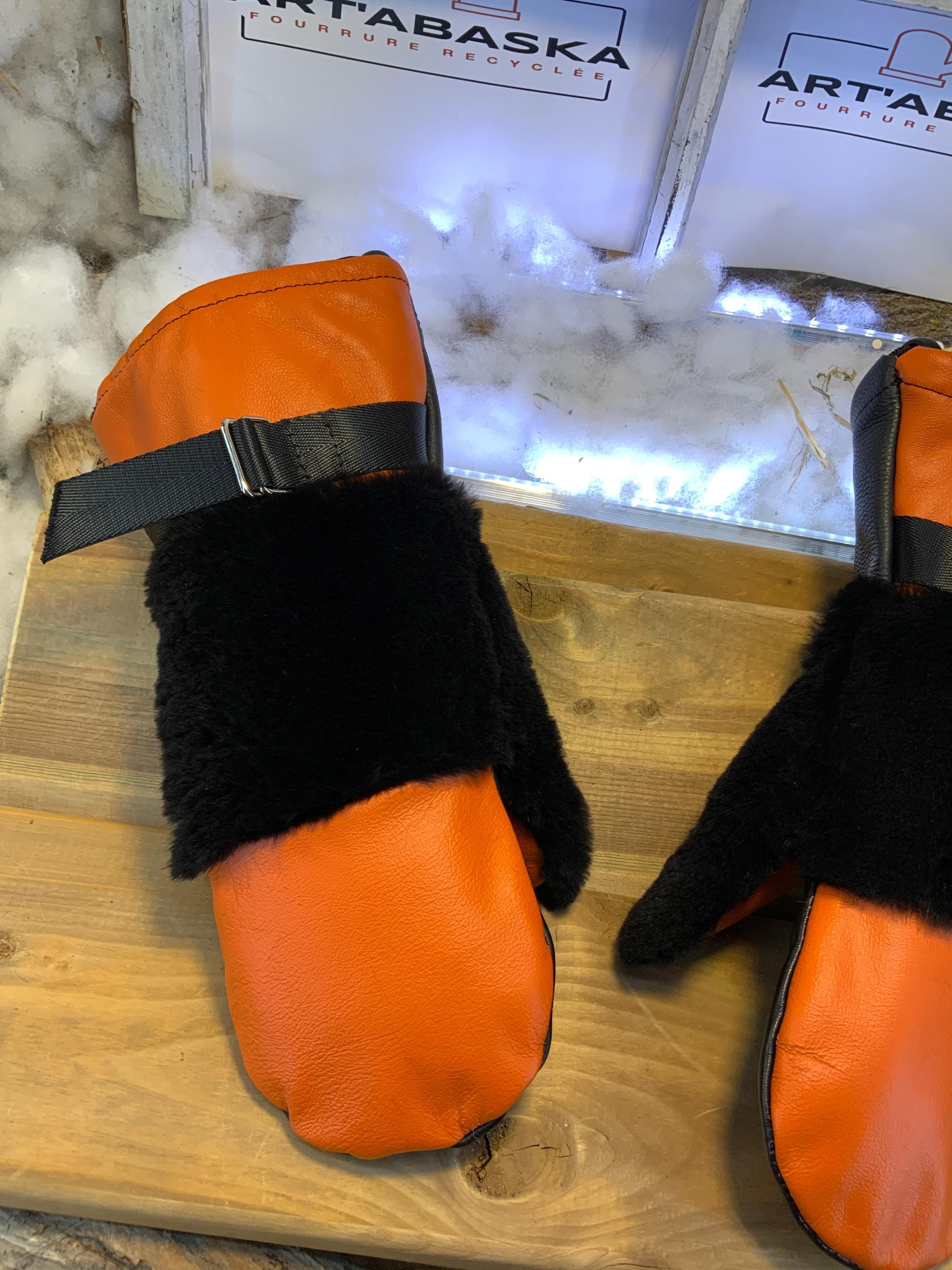 Mitaines Les Amelia – Large, cuir italien orange éclatant & castor rasé noir recyclé, fait à la main au Québec, pièce unique