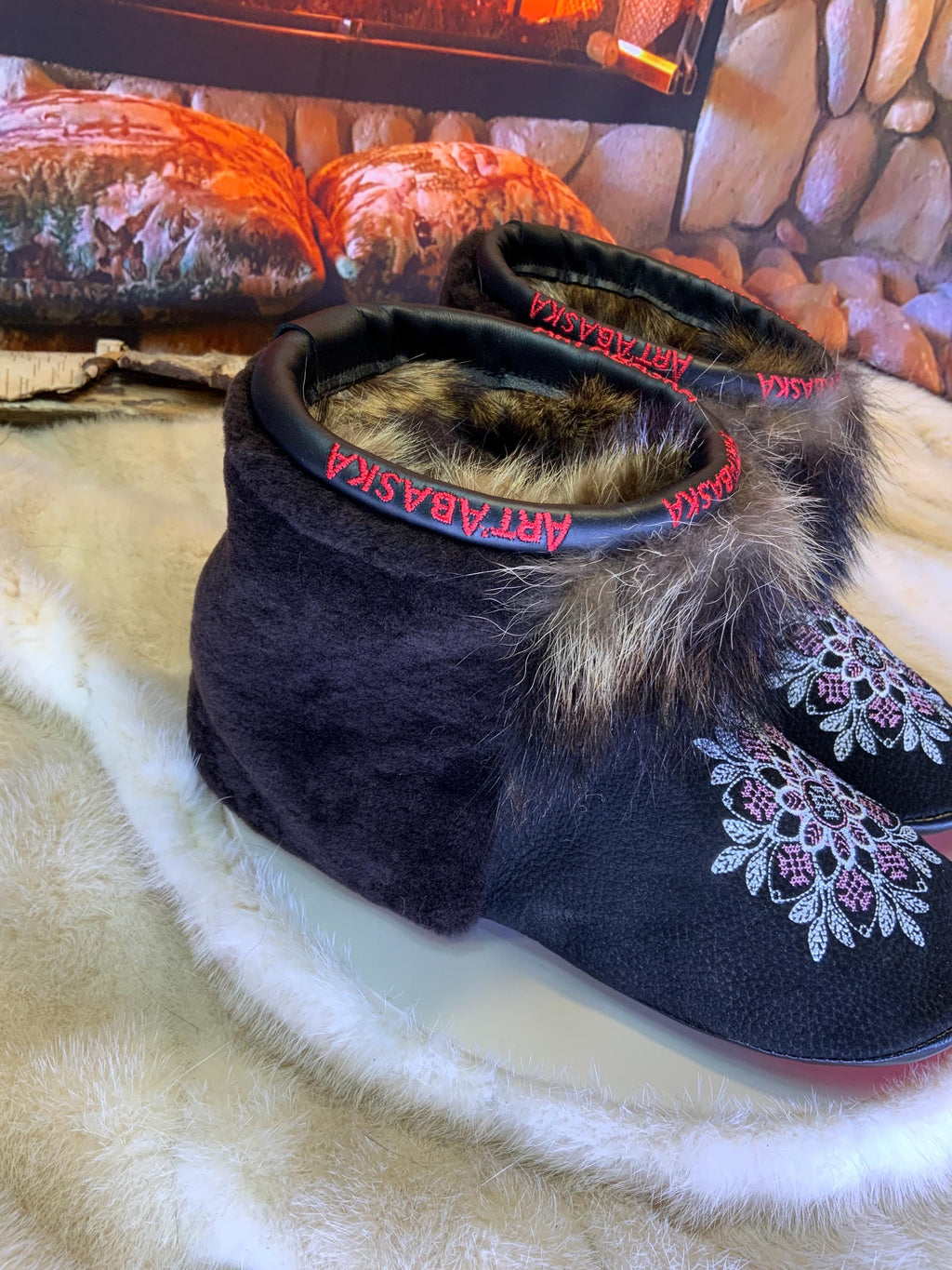 Mocassins d’intérieur Odette 9 femme, cuir suède brodé mandala blanc et rose, fourrure recyclée, faits à la main au Québec ✨🌸❤️
