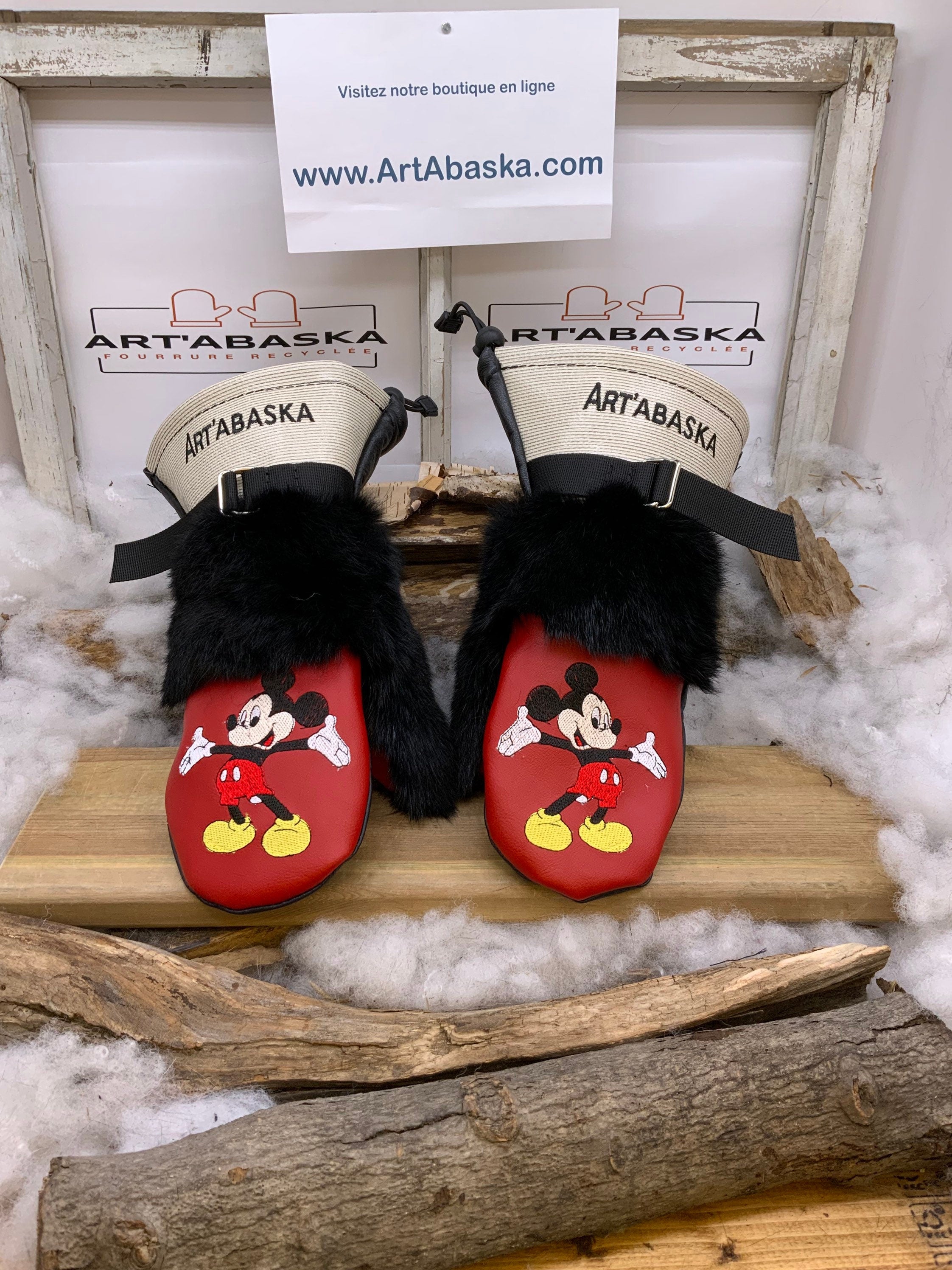 Mitaines Les Lucie – Médium – Édition Spéciale Mickey – fourrure recyclée lapin noir et cuir rouge embossé – fait à la main Québec