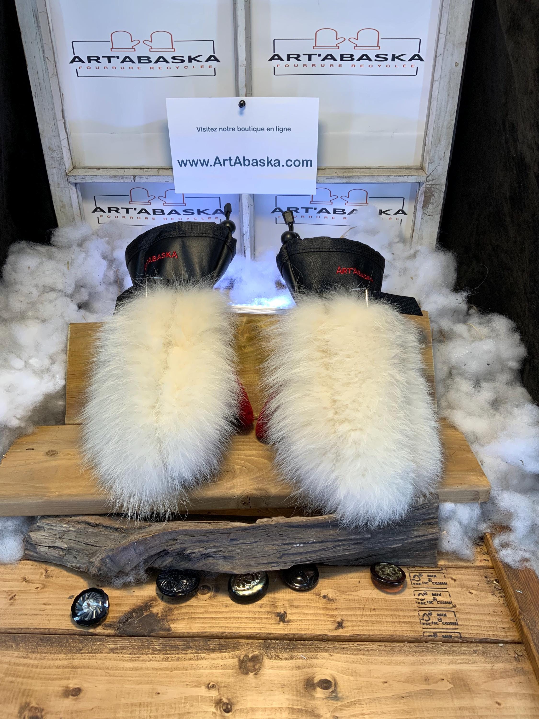 Mitaines Berthe Medium – renard norvégien blanc recyclé & mouton rasé rouge, cuir italien noir, fait à la main, Québec