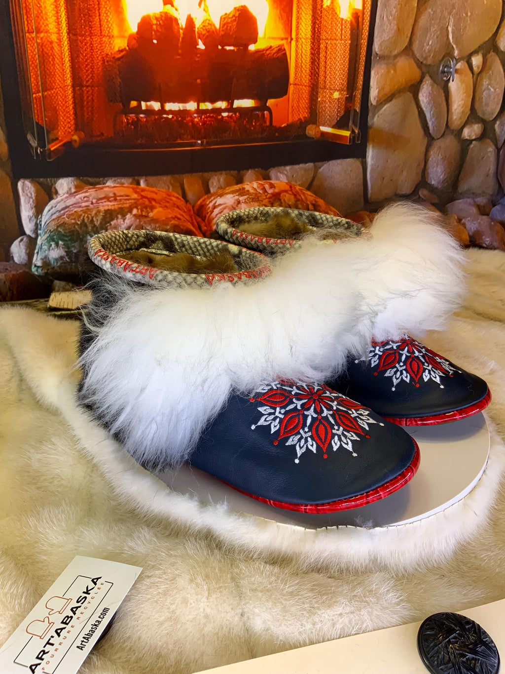 Mocassins d’intérieur Sylvie 10 femme cuir bleu marin foncé serpent italien recyclé mouton vison brodé mandala Québec